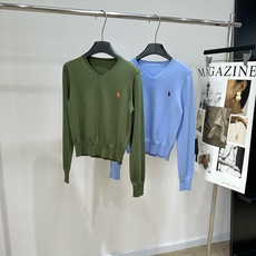 【拉夫小马刺绣V领长袖毛衣】 🔺,面料:棉混纺 颜色:橄榄绿、浅蓝 Ralph Lauren 的苔藓绿色 V 领长袖 【拉夫小马刺绣V领长袖毛衣】 🔺,面料:棉混纺 颜色:橄榄绿、浅蓝 Ralph Lauren 的苔藓绿色 V 领长袖