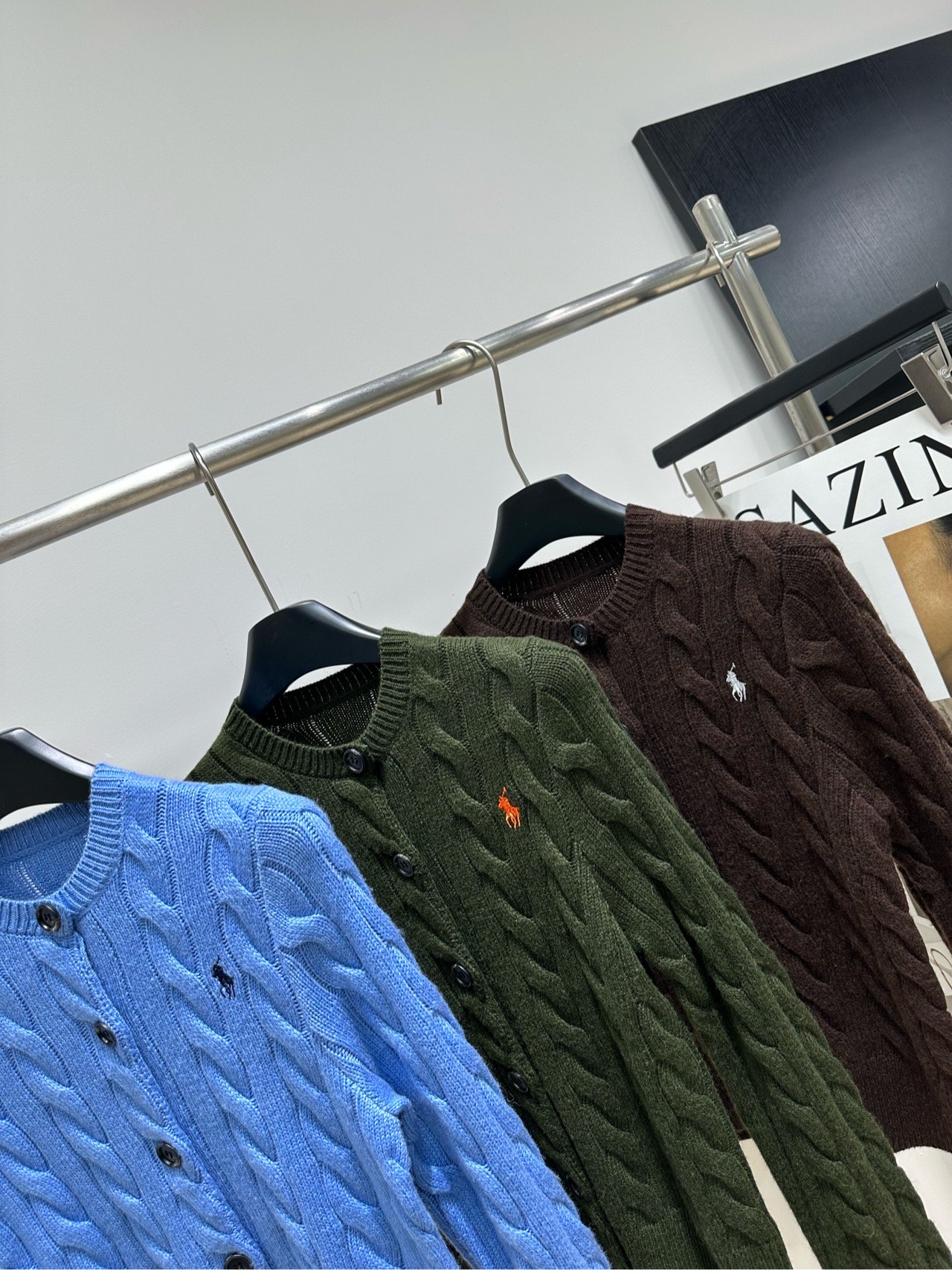 【三色小马刺绣麻花圆领开衫】 🔺，面料：羊毛混纺 颜色：墨绿、雾霾蓝、咖色 ​​Ralph Lauren 圆领绞花针织开