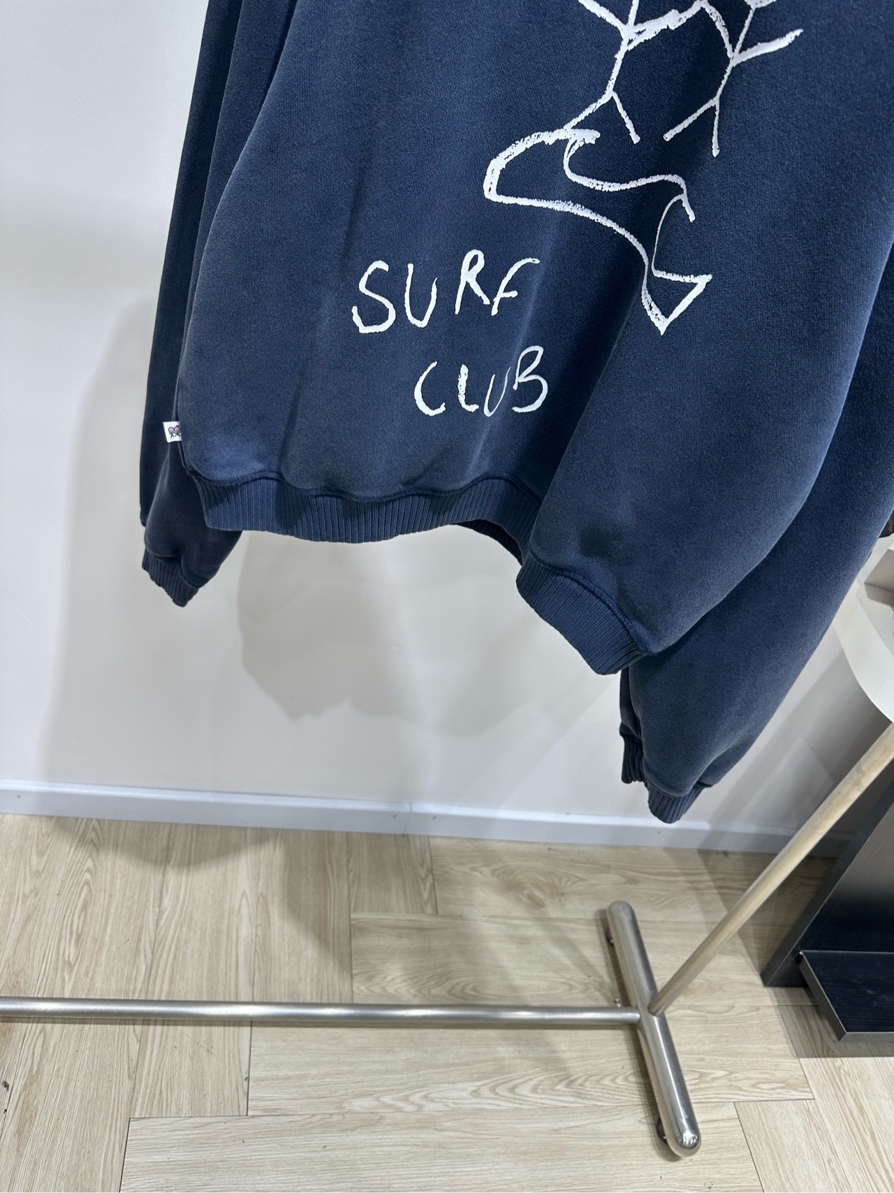 【ub藏蓝色趣味火柴人圆领卫衣】 🔺，面料：毛圈棉 颜色：藏蓝 Urban风涂鸦火柴人做旧圆领卫衣 漫步街头或是宅家松弛