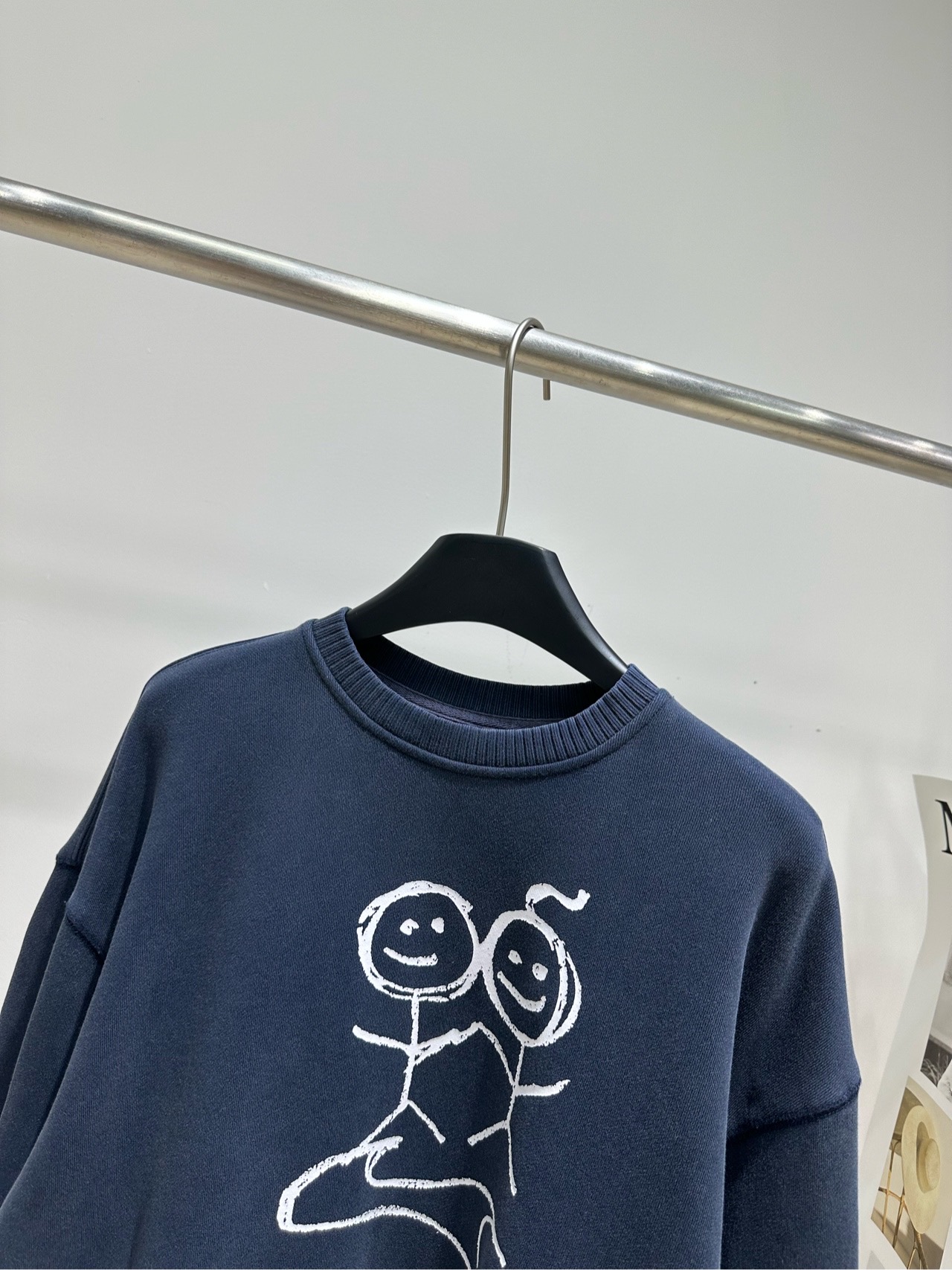 【ub藏蓝色趣味火柴人圆领卫衣】 🔺，面料：毛圈棉 颜色：藏蓝 Urban风涂鸦火柴人做旧圆领卫衣 漫步街头或是宅家松弛