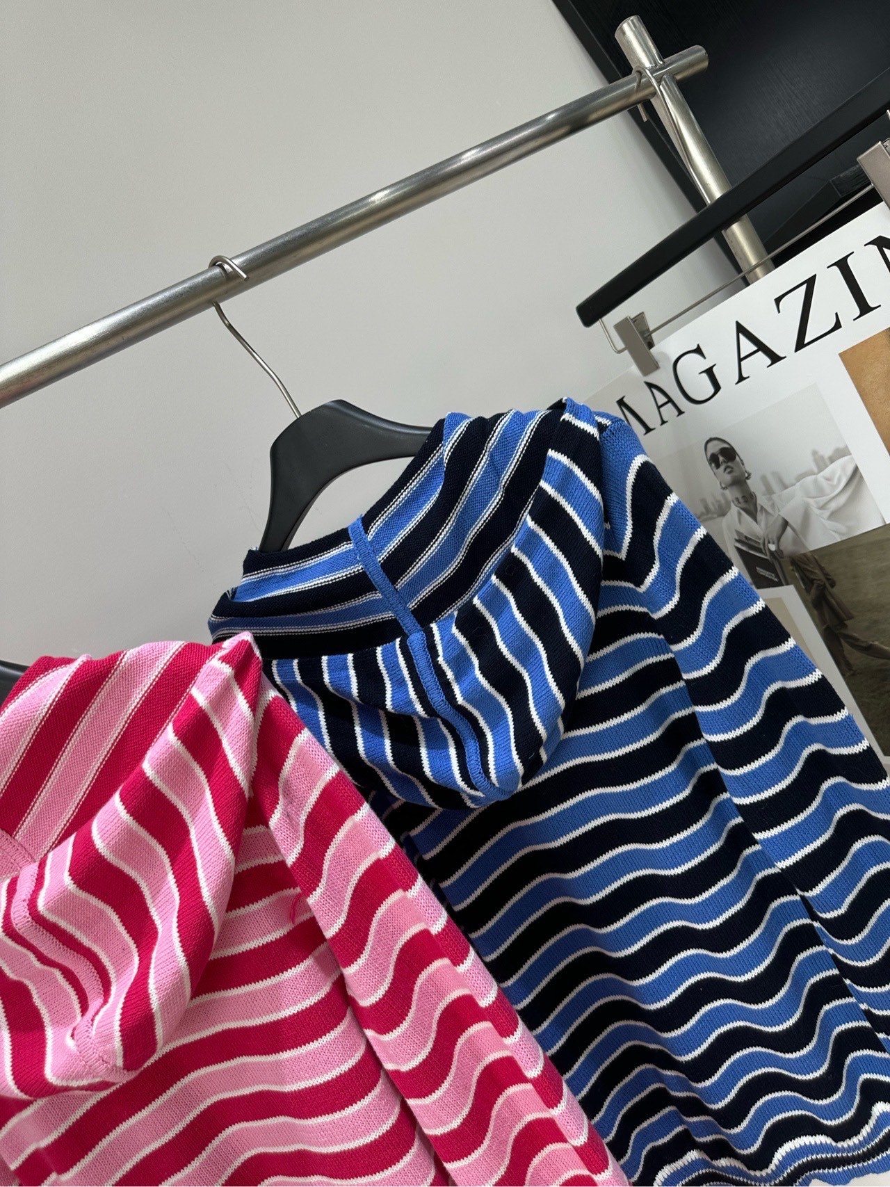 【ub彩色条纹连帽拉链开衫】 🔺，面料：100%棉 颜色：玫粉色条纹、深蓝色条纹 Urban风复古多巴胺条纹针织拉链连帽