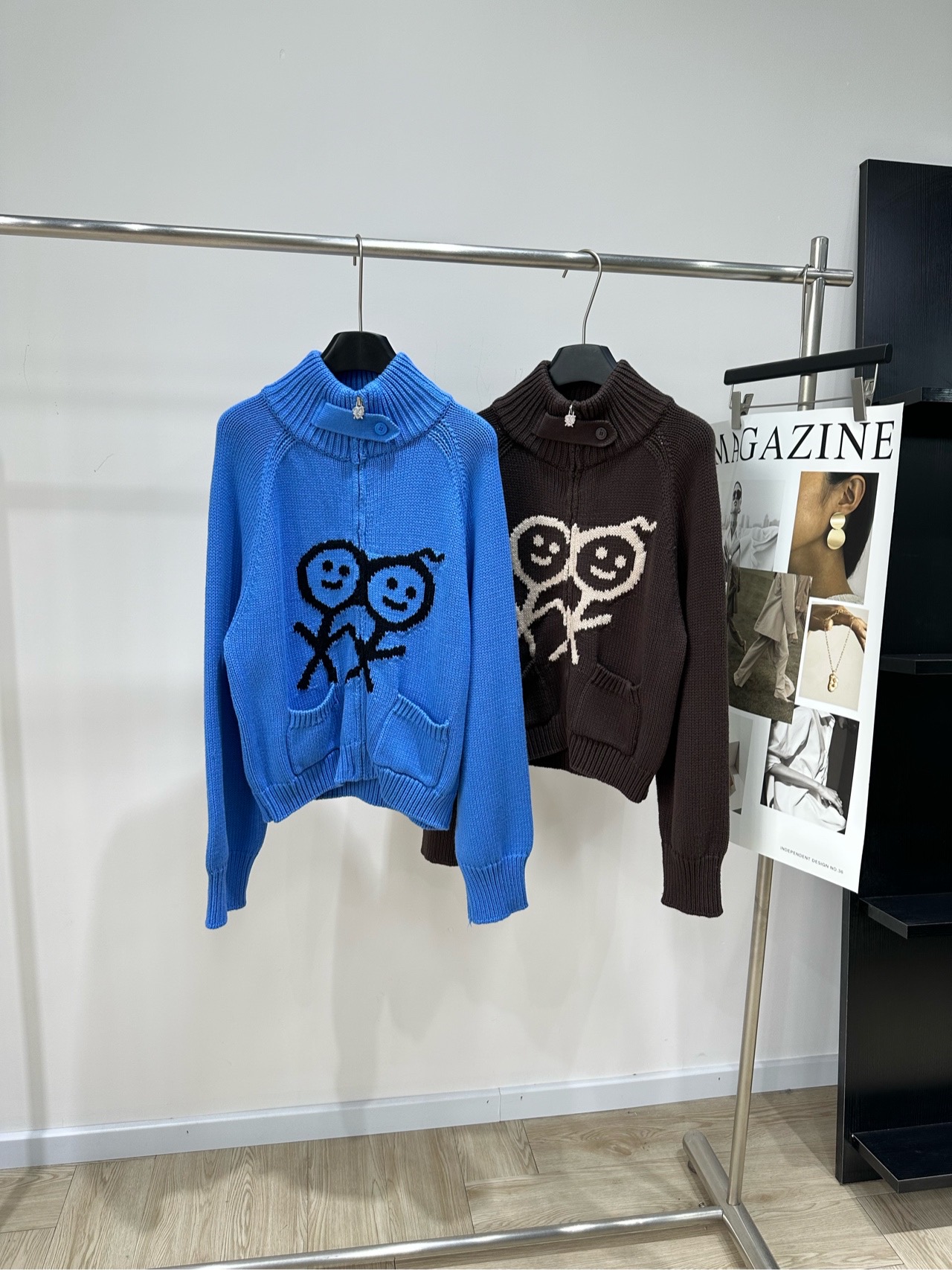【ub火柴人粗针立领拉链毛衣外套】 🔺，面料：100%棉 颜色：蓝色、咖色  Urban风火柴人提花立领针织开衫 穿梭街
