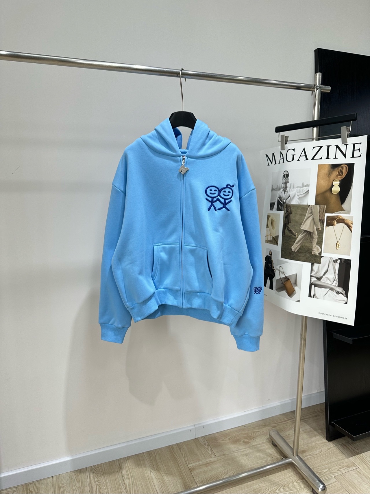 【ub天蓝色抓绒连帽拉链卫衣外套】 🔺,面料:棉混纺 颜色:天蓝色 Urban软fufu奶蓝街头崽 治愈感满分的火柴人刺 【ub天蓝色抓绒连帽拉链卫衣外套】 🔺,面料:棉混纺 颜色:天蓝色 Urban软fufu奶蓝街头崽 治愈感满分的火柴人刺