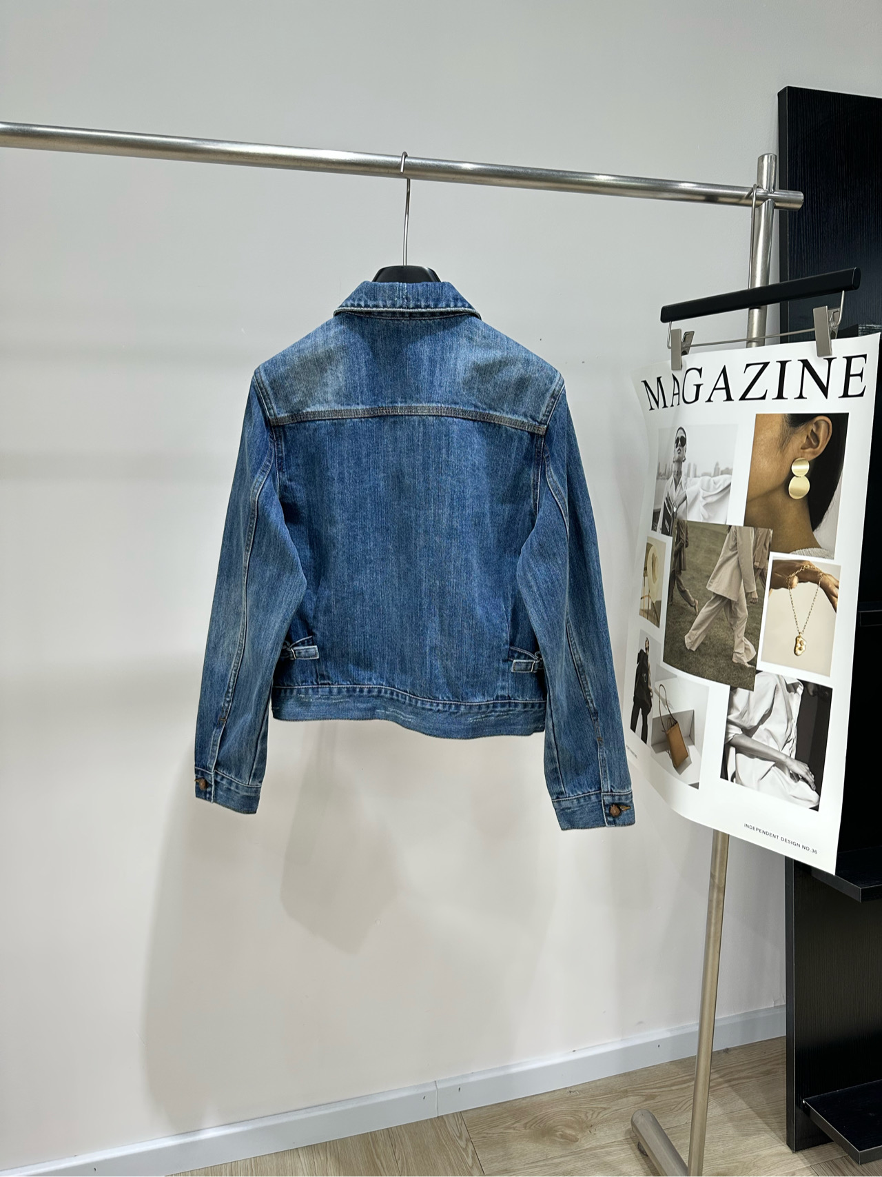 【ysl复古深蓝牛仔外套】 🔺，面料：牛仔棉 颜色：深蓝 ​​ysl翻领短款牛仔夹克外套 经典小翻领，修饰脖颈线条 前片