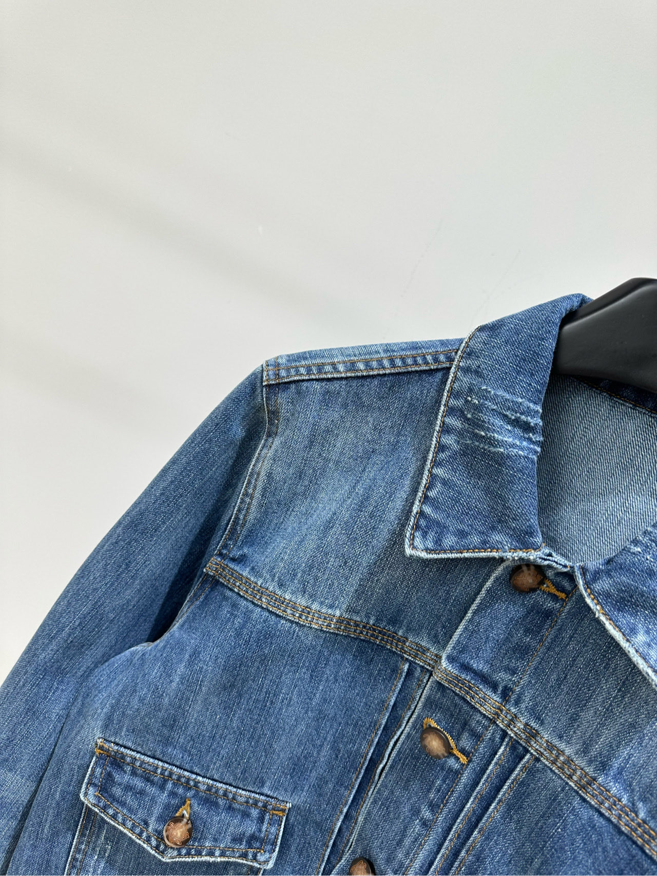 【ysl复古深蓝牛仔外套】 🔺，面料：牛仔棉 颜色：深蓝 ​​ysl翻领短款牛仔夹克外套 经典小翻领，修饰脖颈线条 前片