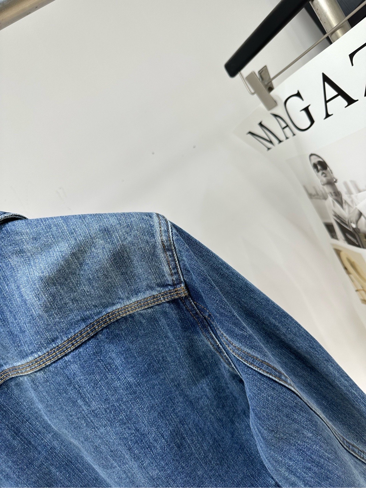 【ysl复古深蓝牛仔外套】 🔺，面料：牛仔棉 颜色：深蓝 ​​ysl翻领短款牛仔夹克外套 经典小翻领，修饰脖颈线条 前片