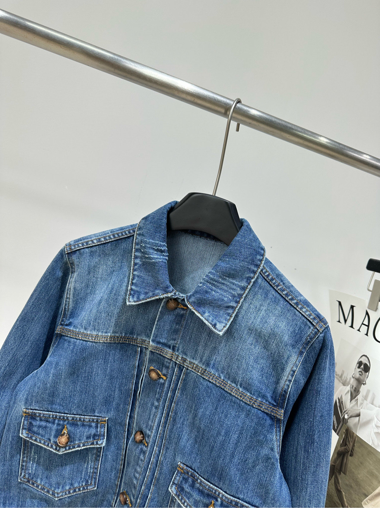【ysl复古深蓝牛仔外套】 🔺，面料：牛仔棉 颜色：深蓝 ​​ysl翻领短款牛仔夹克外套 经典小翻领，修饰脖颈线条 前片