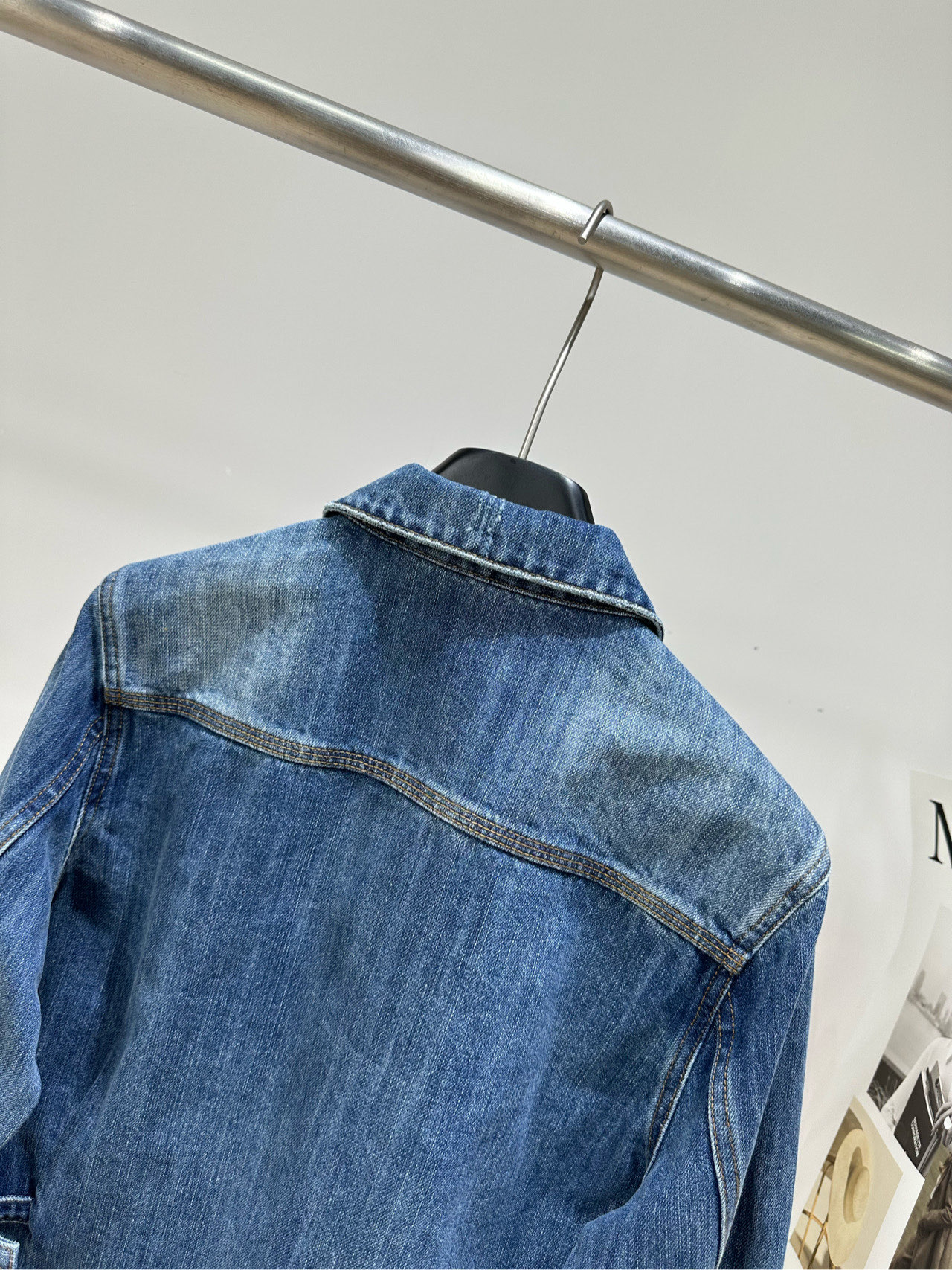 【ysl复古深蓝牛仔外套】 🔺，面料：牛仔棉 颜色：深蓝 ​​ysl翻领短款牛仔夹克外套 经典小翻领，修饰脖颈线条 前片