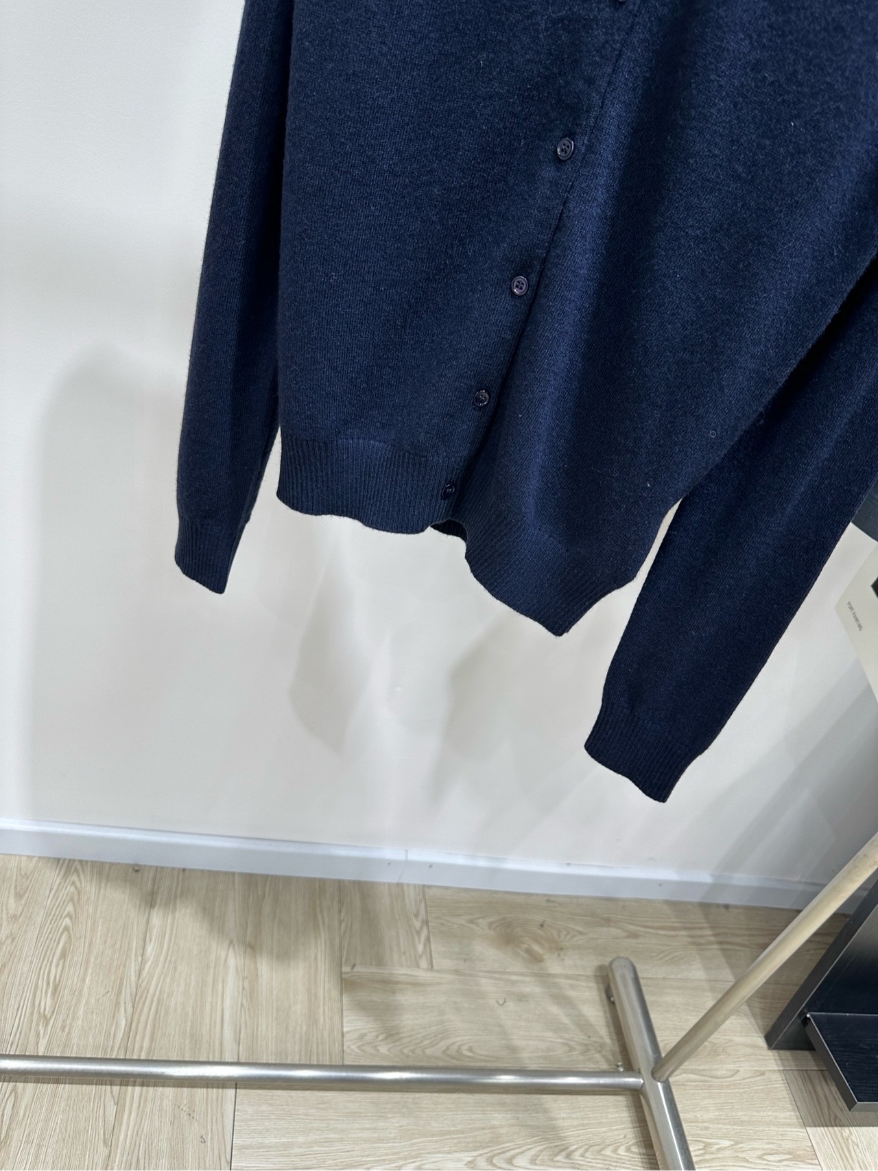 【M藏蓝格纹领polo单排扣开衫】 🔺，面料：羊绒 颜色：藏蓝 Miu 26FW 的藏蓝色拼接格纹领羊绒针织开衫​​ 藏