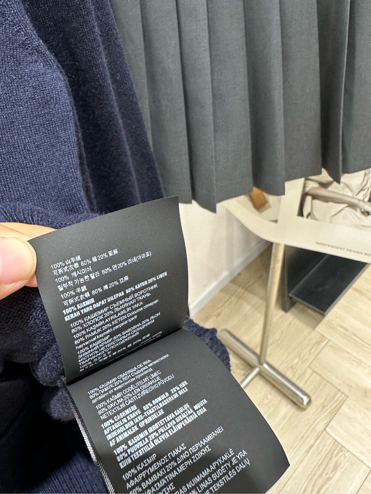【M藏蓝格纹领polo单排扣开衫】 🔺，面料：羊绒 颜色：藏蓝 Miu 26FW 的藏蓝色拼接格纹领羊绒针织开衫​​ 藏