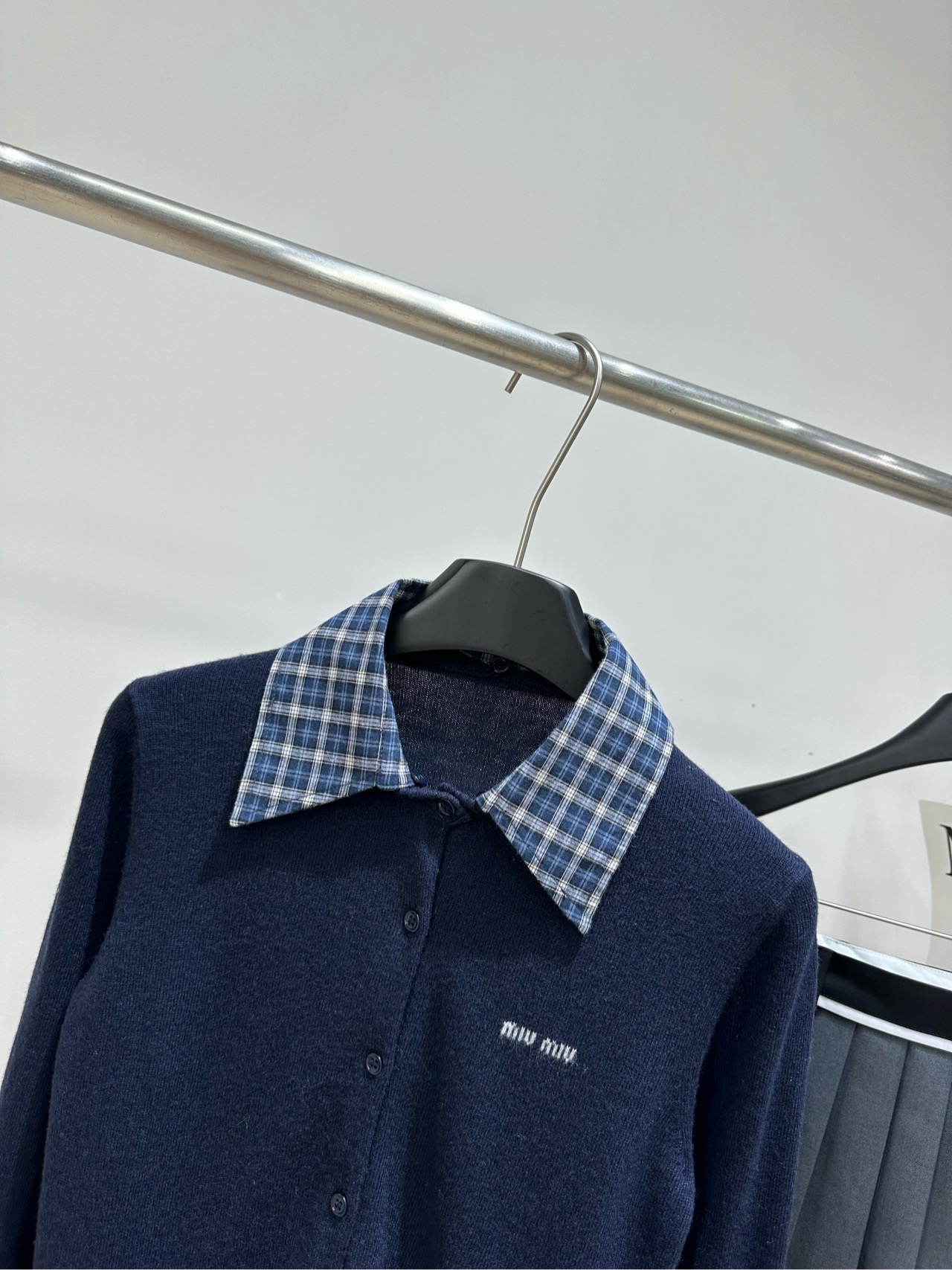 【M藏蓝格纹领polo单排扣开衫】 🔺，面料：羊绒 颜色：藏蓝 Miu 26FW 的藏蓝色拼接格纹领羊绒针织开衫​​ 藏