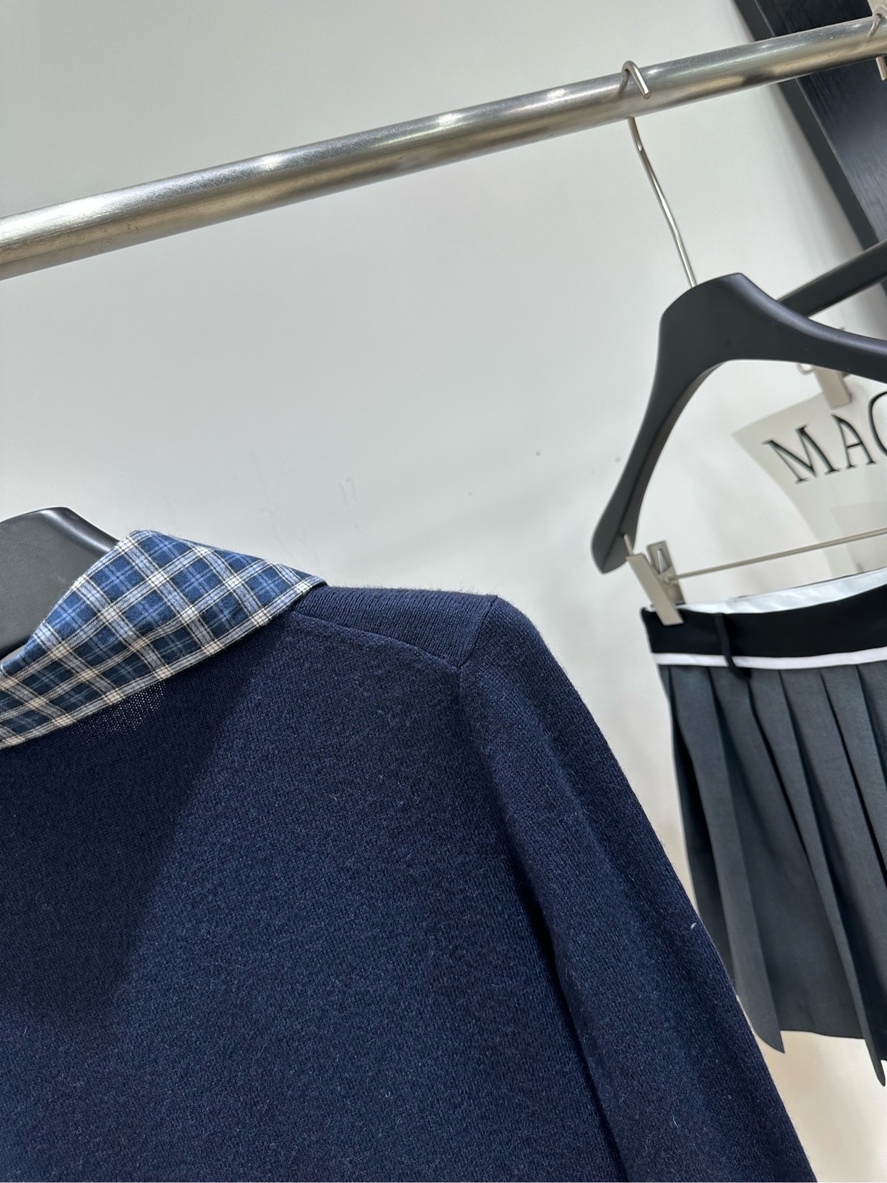 【M藏蓝格纹领polo单排扣开衫】 🔺，面料：羊绒 颜色：藏蓝 Miu 26FW 的藏蓝色拼接格纹领羊绒针织开衫​​ 藏