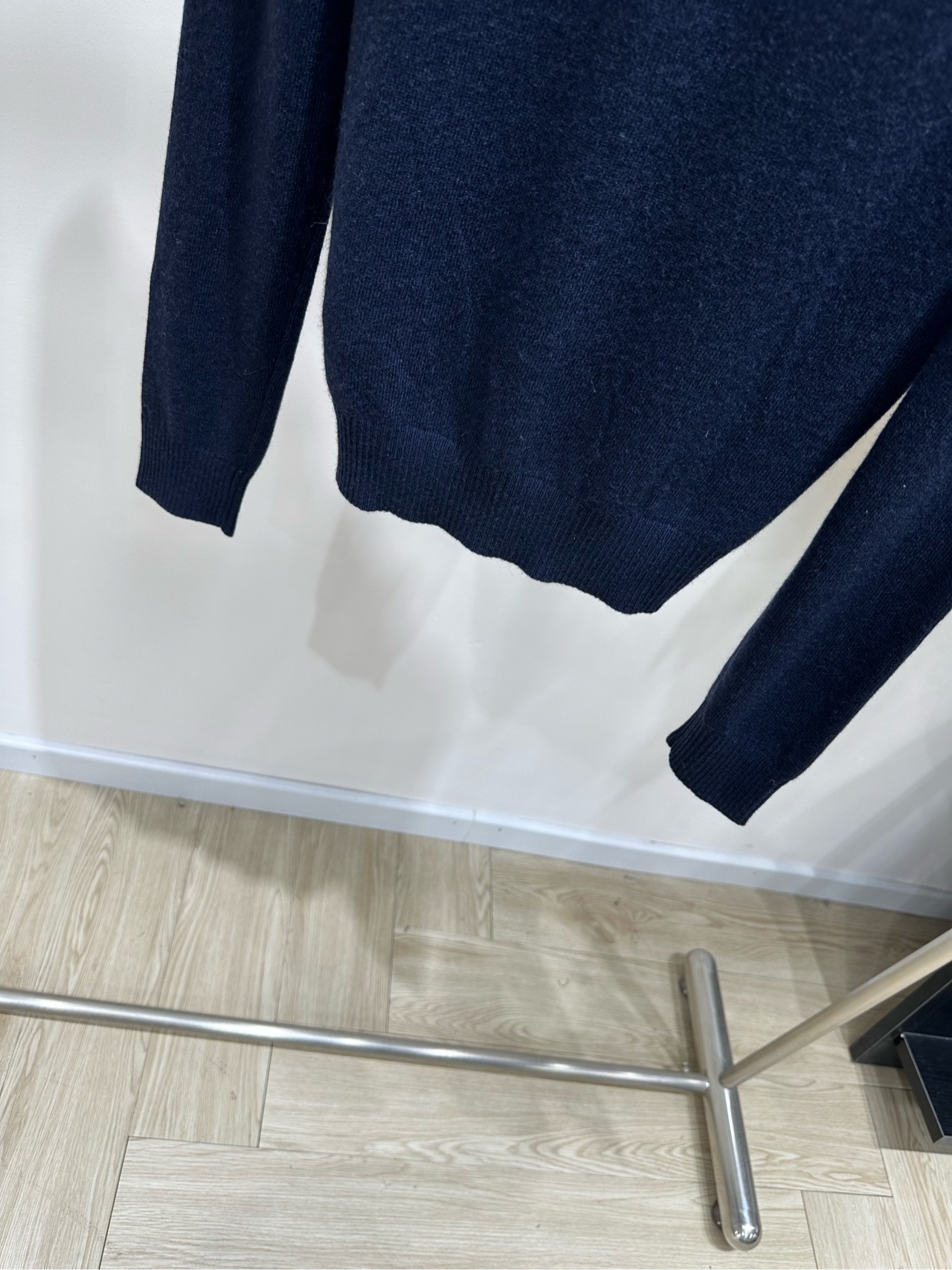 【M藏蓝格纹领polo单排扣开衫】 🔺，面料：羊绒 颜色：藏蓝 Miu 26FW 的藏蓝色拼接格纹领羊绒针织开衫​​ 藏