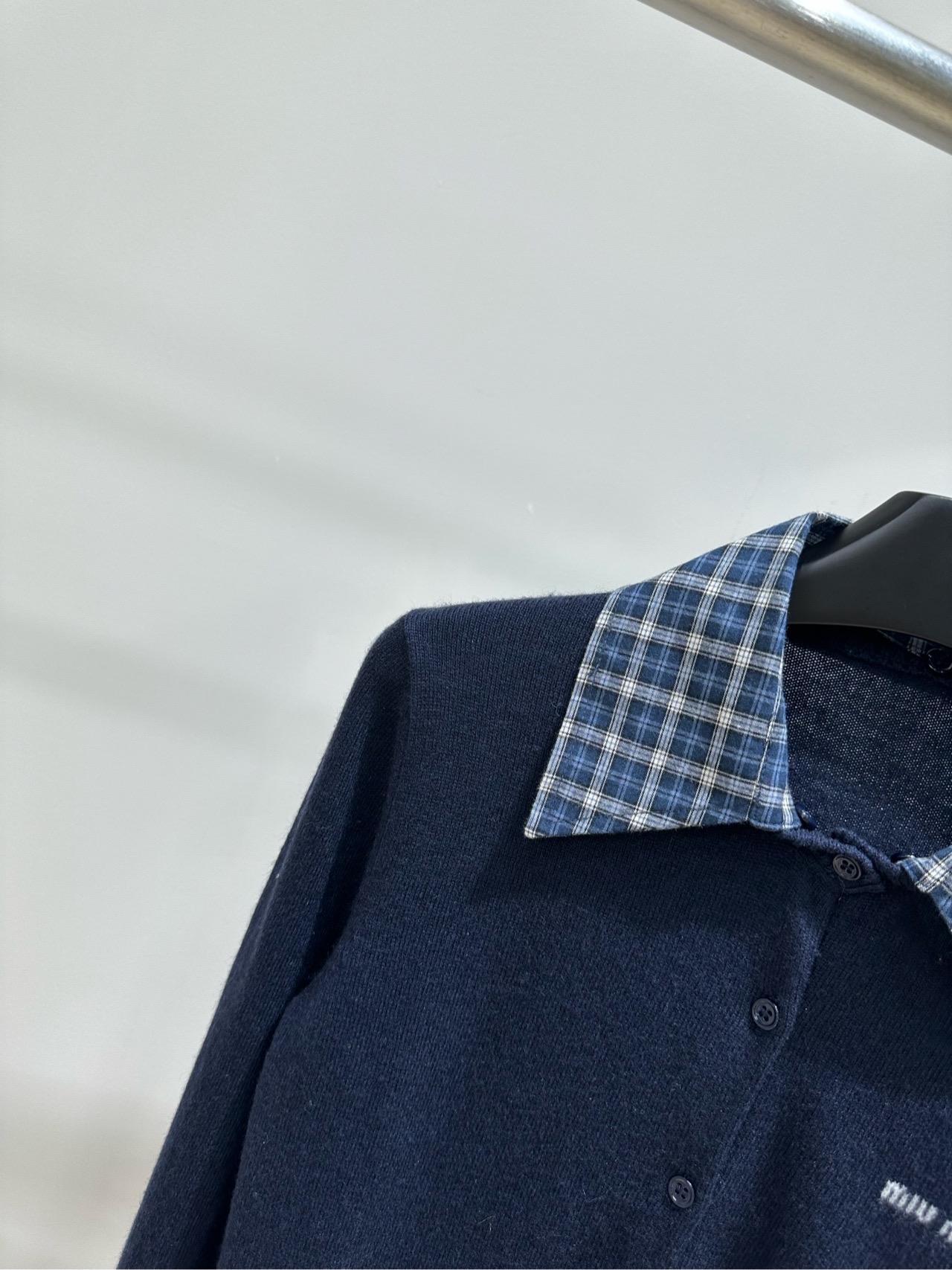 【M藏蓝格纹领polo单排扣开衫】 🔺，面料：羊绒 颜色：藏蓝 Miu 26FW 的藏蓝色拼接格纹领羊绒针织开衫​​ 藏