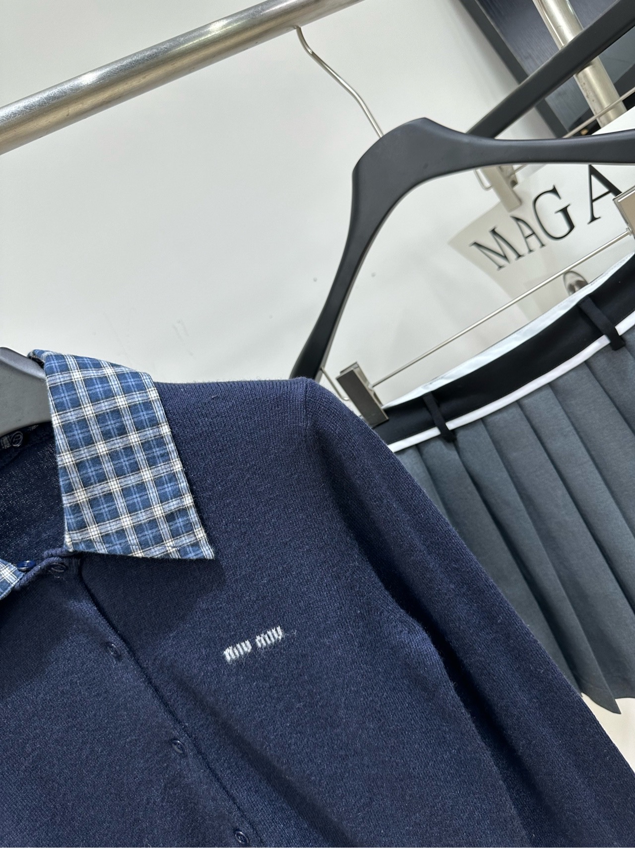 【M藏蓝格纹领polo单排扣开衫】 🔺，面料：羊绒 颜色：藏蓝 Miu 26FW 的藏蓝色拼接格纹领羊绒针织开衫​​ 藏