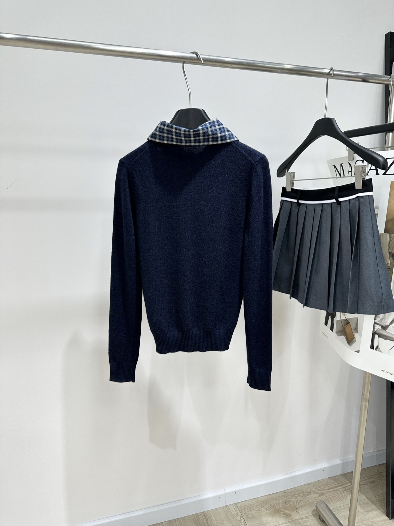 【M藏蓝格纹领polo单排扣开衫】 🔺，面料：羊绒 颜色：藏蓝 Miu 26FW 的藏蓝色拼接格纹领羊绒针织开衫​​ 藏