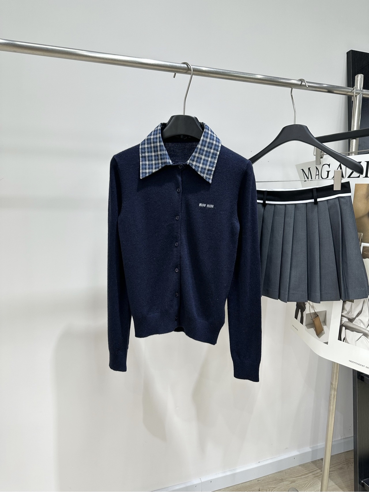 【M藏蓝格纹领polo单排扣开衫】 🔺，面料：羊绒 颜色：藏蓝 Miu 26FW 的藏蓝色拼接格纹领羊绒针织开衫​​ 藏