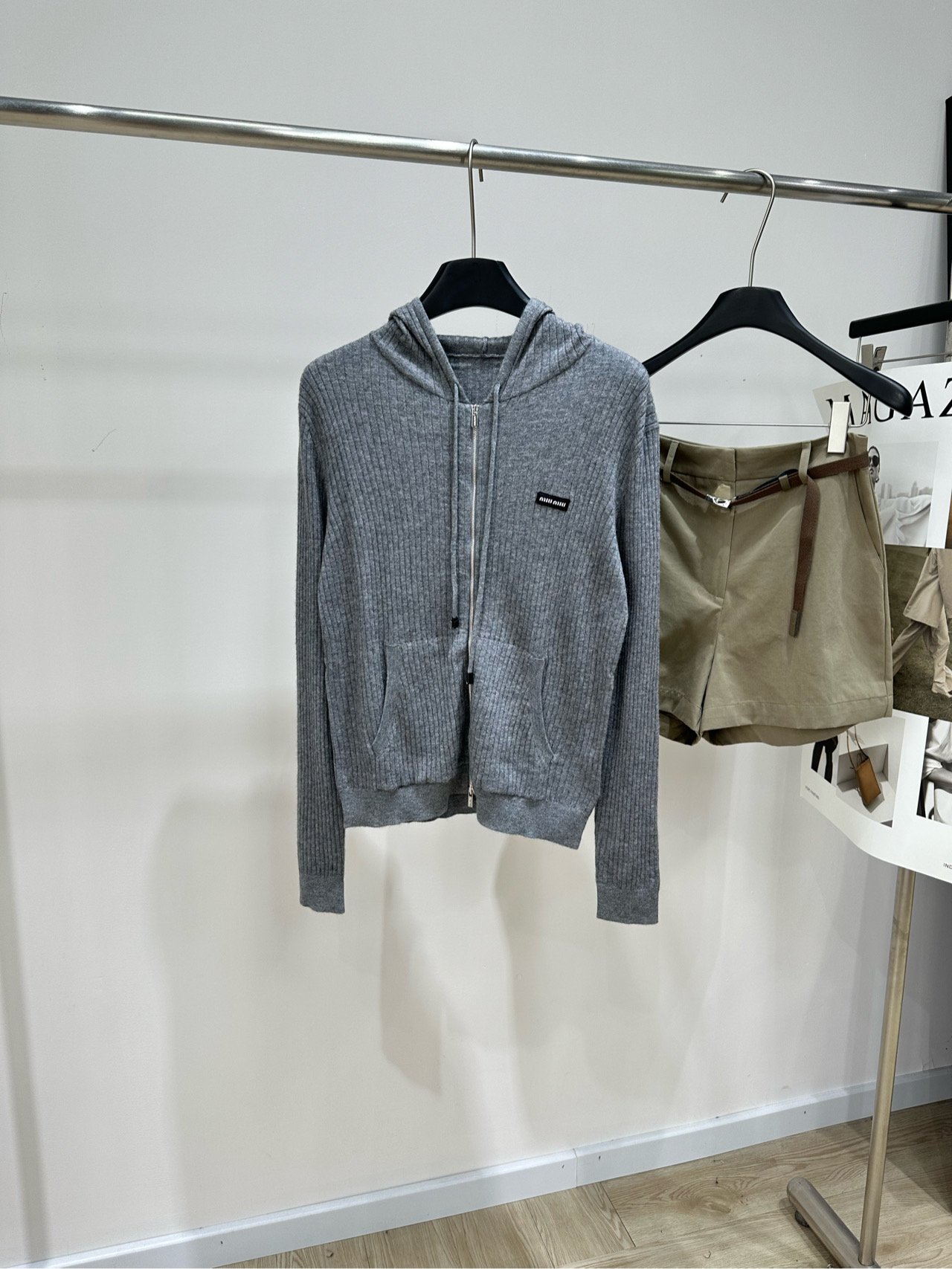 【M气质灰坑条徽标连帽拉链开衫】 🔺，面料：100%羊绒  颜色：气质灰 Miu 26FW 的浅灰色竖坑条针织连帽拉链开