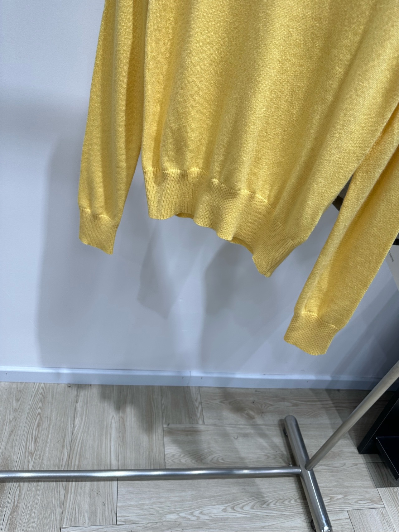 【M柠檬黄V领长袖针织衫】 🔺,面料:羊毛 颜色:柠檬黄 Miu 26SS 的鹅黄色 V 领修身针织衫 明亮的鹅黄色 【M柠檬黄V领长袖针织衫】 🔺,面料:羊毛 颜色:柠檬黄 Miu 26SS 的鹅黄色 V 领修身针织衫 明亮的鹅黄色