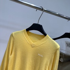 【M柠檬黄V领长袖针织衫】 🔺,面料:羊毛 颜色:柠檬黄 Miu 26SS 的鹅黄色 V 领修身针织衫 明亮的鹅黄色 【M柠檬黄V领长袖针织衫】 🔺,面料:羊毛 颜色:柠檬黄 Miu 26SS 的鹅黄色 V 领修身针织衫 明亮的鹅黄色