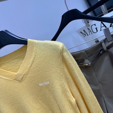【M柠檬黄V领长袖针织衫】 🔺,面料:羊毛 颜色:柠檬黄 Miu 26SS 的鹅黄色 V 领修身针织衫 明亮的鹅黄色 【M柠檬黄V领长袖针织衫】 🔺,面料:羊毛 颜色:柠檬黄 Miu 26SS 的鹅黄色 V 领修身针织衫 明亮的鹅黄色