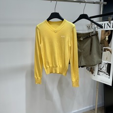 【M柠檬黄V领长袖针织衫】 🔺,面料:羊毛 颜色:柠檬黄 Miu 26SS 的鹅黄色 V 领修身针织衫 明亮的鹅黄色 【M柠檬黄V领长袖针织衫】 🔺,面料:羊毛 颜色:柠檬黄 Miu 26SS 的鹅黄色 V 领修身针织衫 明亮的鹅黄色
