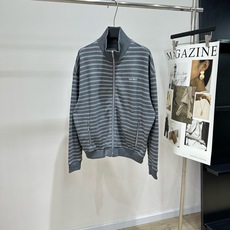 【M灰白细条纹立领拉链卫衣外套】 🔺,面料:棉 颜色:灰白细条纹 Miu*灰条纹立领拉链卫衣 灰调条纹拉链卫衣开衫 随性 【M灰白细条纹立领拉链卫衣外套】 🔺,面料:棉 颜色:灰白细条纹 Miu*灰条纹立领拉链卫衣 灰调条纹拉链卫衣开衫 随性