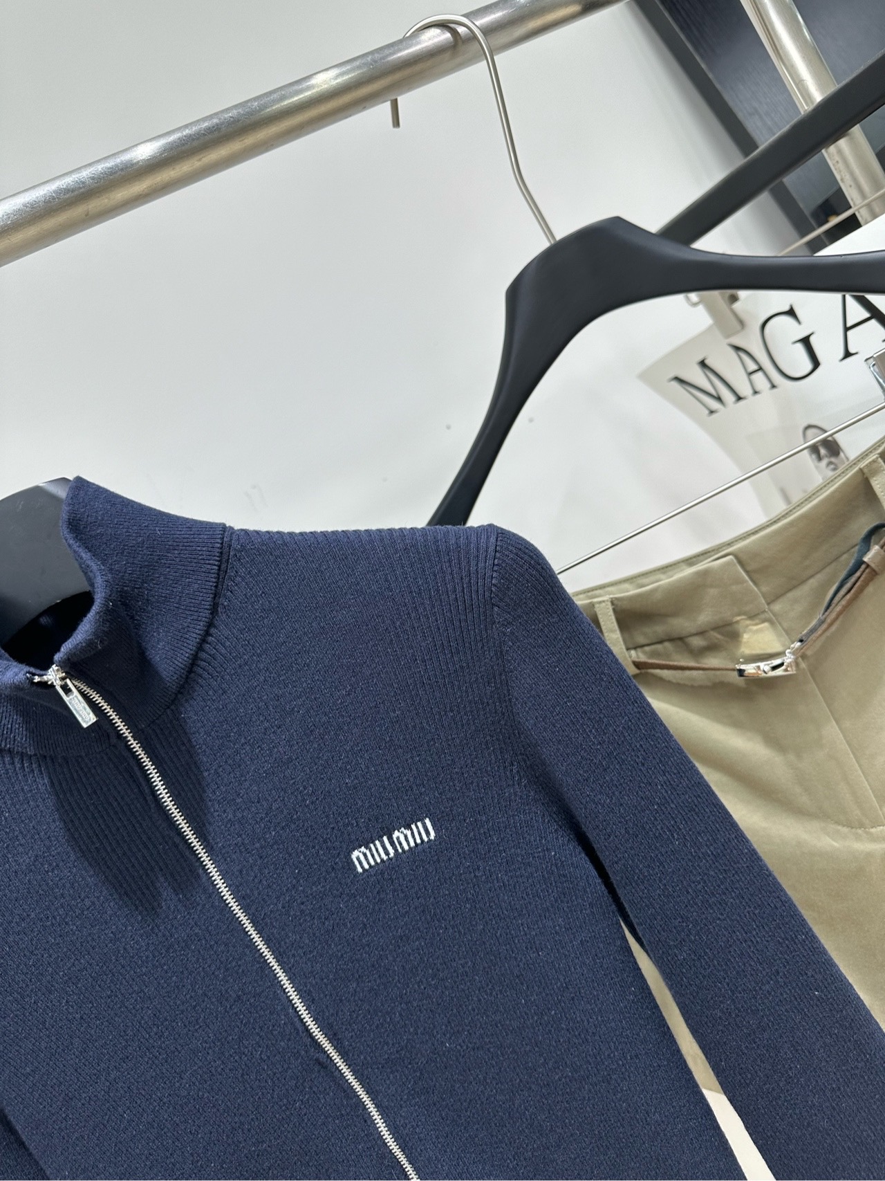 【M藏蓝坑条修身立领拉链开衫】 🔺，面料：精选棉 颜色：藏蓝 Miu 26FW 的藏蓝色立领拉链修身针织开衫​​ 藏蓝色