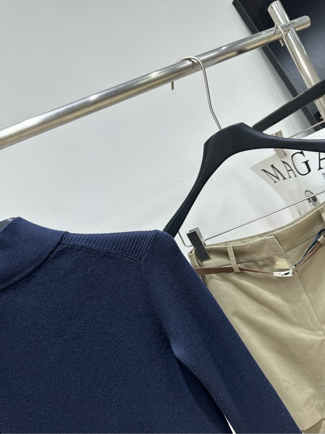 【M藏蓝坑条修身立领拉链开衫】 🔺，面料：精选棉 颜色：藏蓝 Miu 26FW 的藏蓝色立领拉链修身针织开衫​​ 藏蓝色