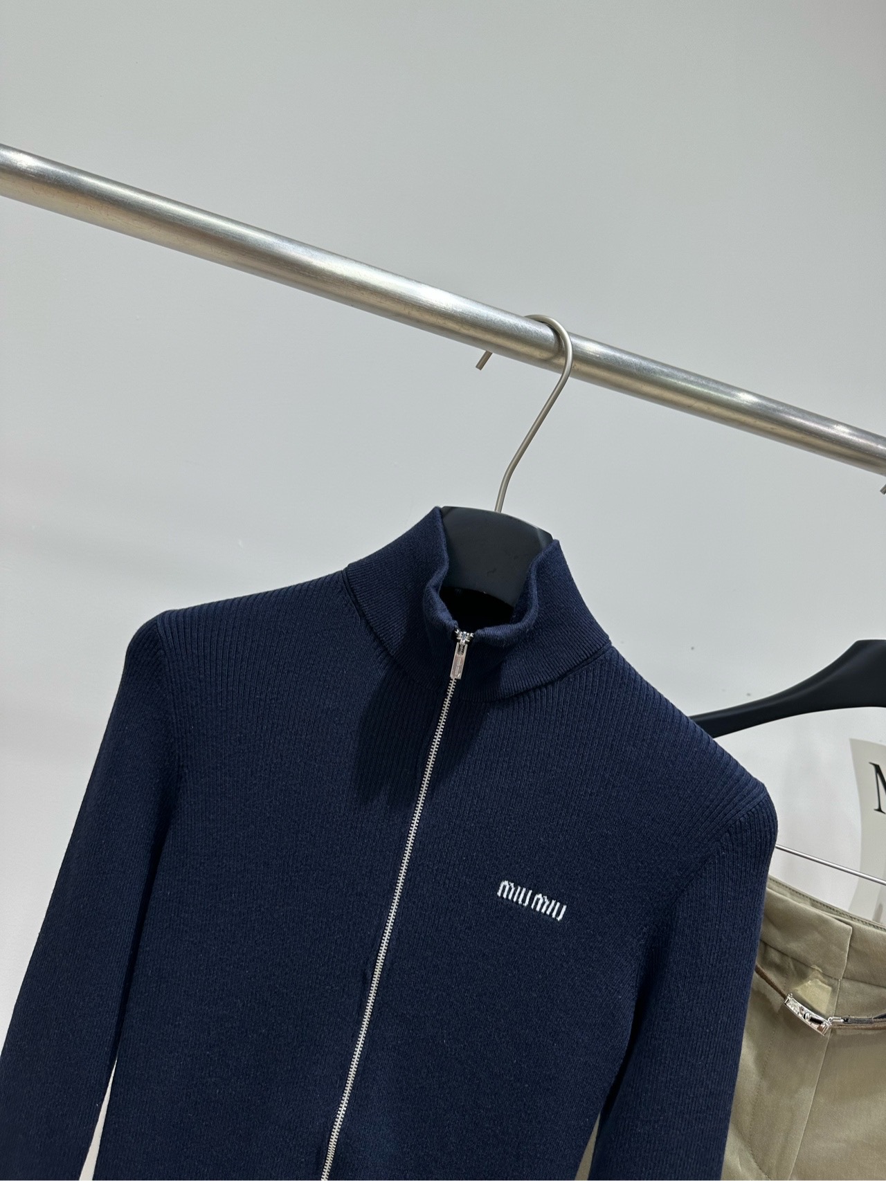 【M藏蓝坑条修身立领拉链开衫】 🔺，面料：精选棉 颜色：藏蓝 Miu 26FW 的藏蓝色立领拉链修身针织开衫​​ 藏蓝色