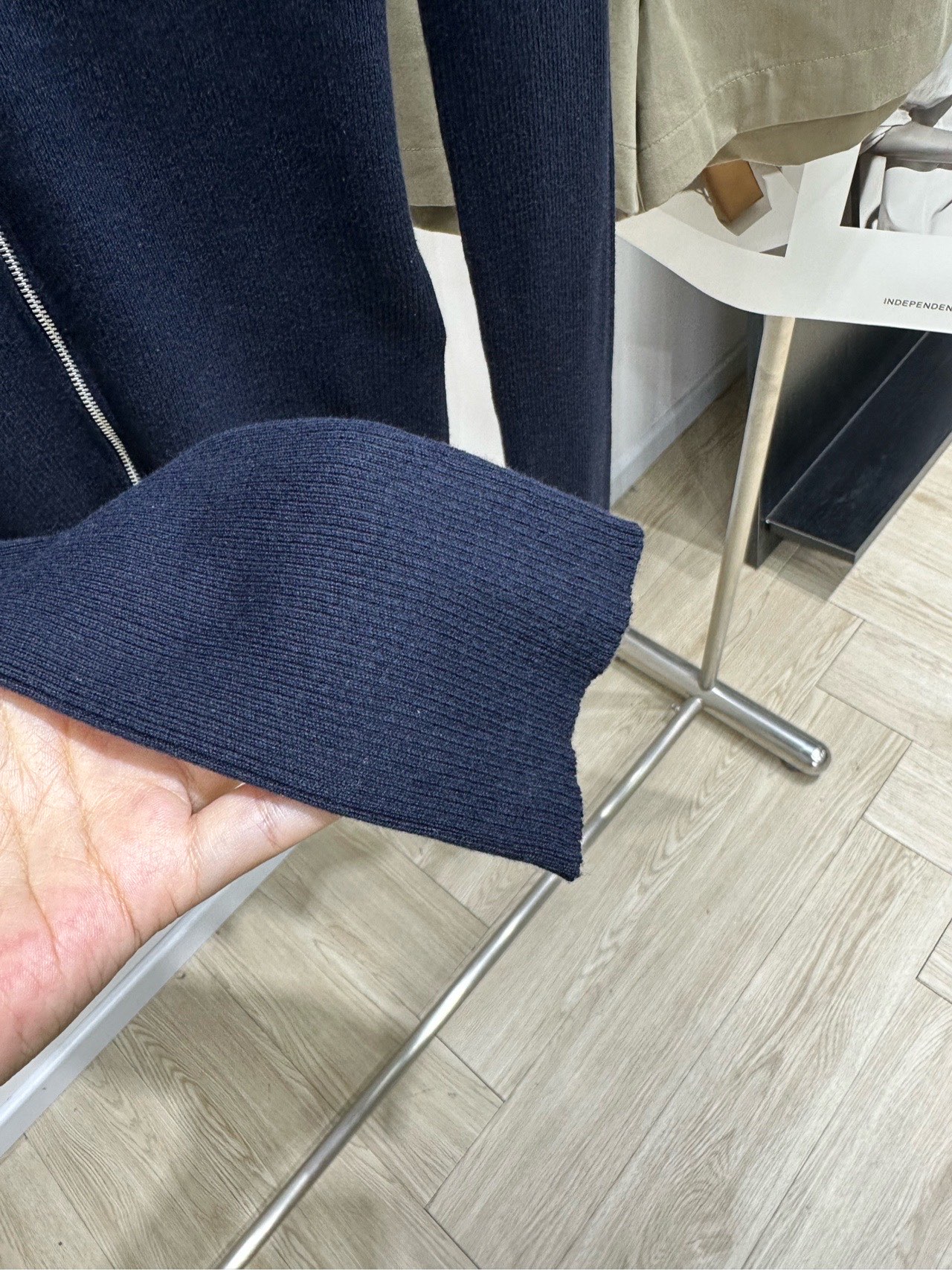 【M藏蓝坑条修身立领拉链开衫】 🔺，面料：精选棉 颜色：藏蓝 Miu 26FW 的藏蓝色立领拉链修身针织开衫​​ 藏蓝色