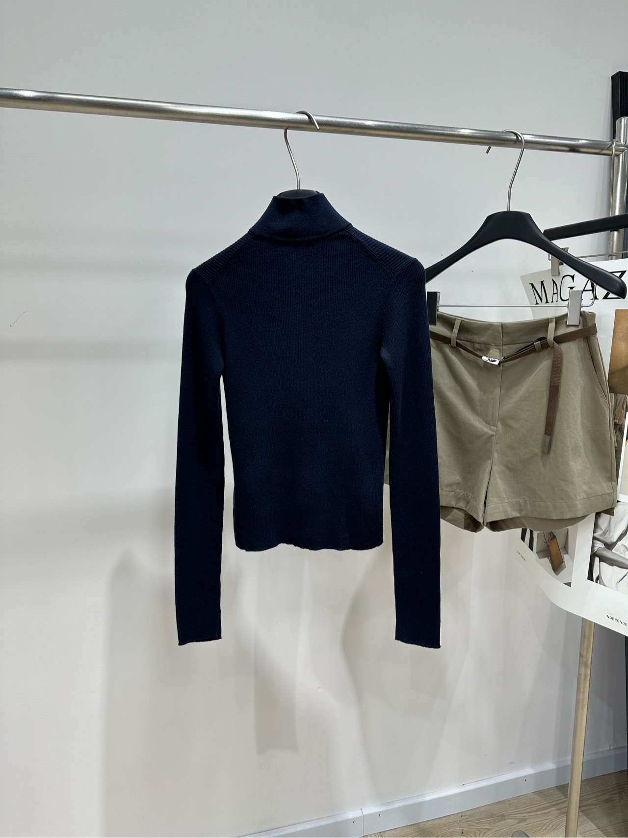 【M藏蓝坑条修身立领拉链开衫】 🔺，面料：精选棉 颜色：藏蓝 Miu 26FW 的藏蓝色立领拉链修身针织开衫​​ 藏蓝色