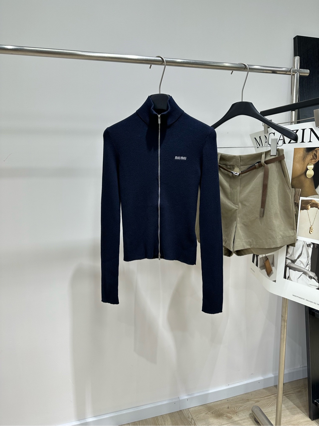 【M藏蓝坑条修身立领拉链开衫】 🔺，面料：精选棉 颜色：藏蓝 Miu 26FW 的藏蓝色立领拉链修身针织开衫​​ 藏蓝色