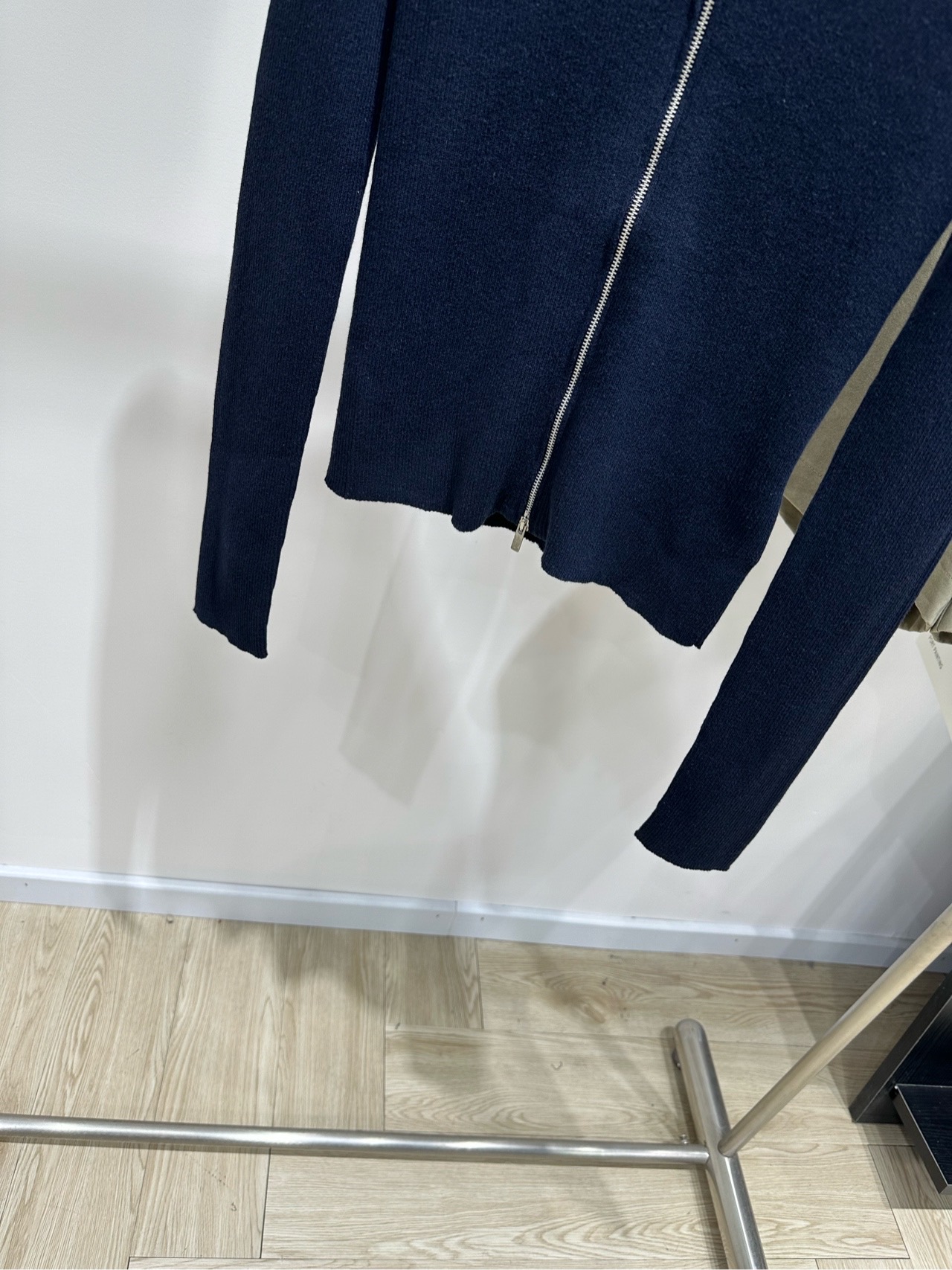 【M藏蓝坑条修身立领拉链开衫】 🔺，面料：精选棉 颜色：藏蓝 Miu 26FW 的藏蓝色立领拉链修身针织开衫​​ 藏蓝色