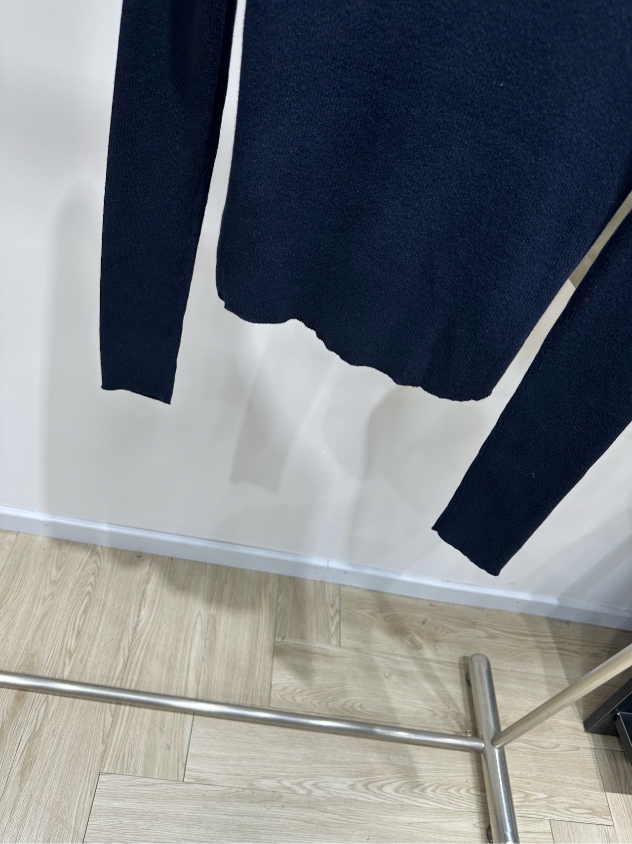 【M藏蓝坑条修身立领拉链开衫】 🔺，面料：精选棉 颜色：藏蓝 Miu 26FW 的藏蓝色立领拉链修身针织开衫​​ 藏蓝色