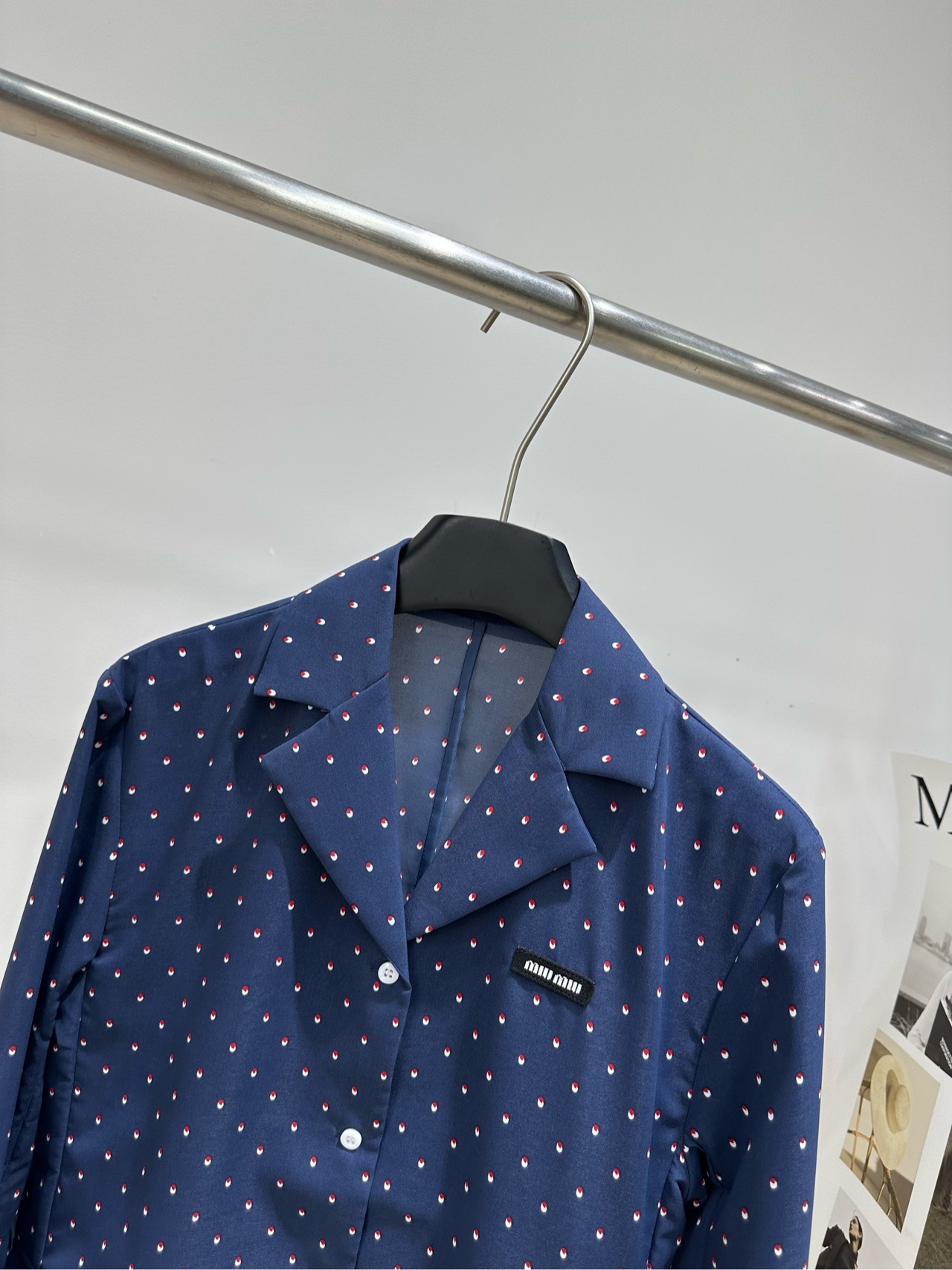 【M复古深蓝波点翻领西装外套】 🔺，面料：聚酯纤维 颜色：深蓝 Miu 的藏蓝色波点西装翻领外套​​ 和上一条波点半裙是