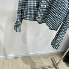 【M绿色格纹毛边长袖衬衫】 🔺,面料:棉 颜色:柠檬黄 Miu 26FW 的绿色细格纹短款衬衫 和上一条半裙是同一套 【M绿色格纹毛边长袖衬衫】 🔺,面料:棉 颜色:柠檬黄 Miu 26FW 的绿色细格纹短款衬衫 和上一条半裙是同一套