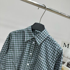 【M绿色格纹毛边长袖衬衫】 🔺,面料:棉 颜色:柠檬黄 Miu 26FW 的绿色细格纹短款衬衫 和上一条半裙是同一套 【M绿色格纹毛边长袖衬衫】 🔺,面料:棉 颜色:柠檬黄 Miu 26FW 的绿色细格纹短款衬衫 和上一条半裙是同一套