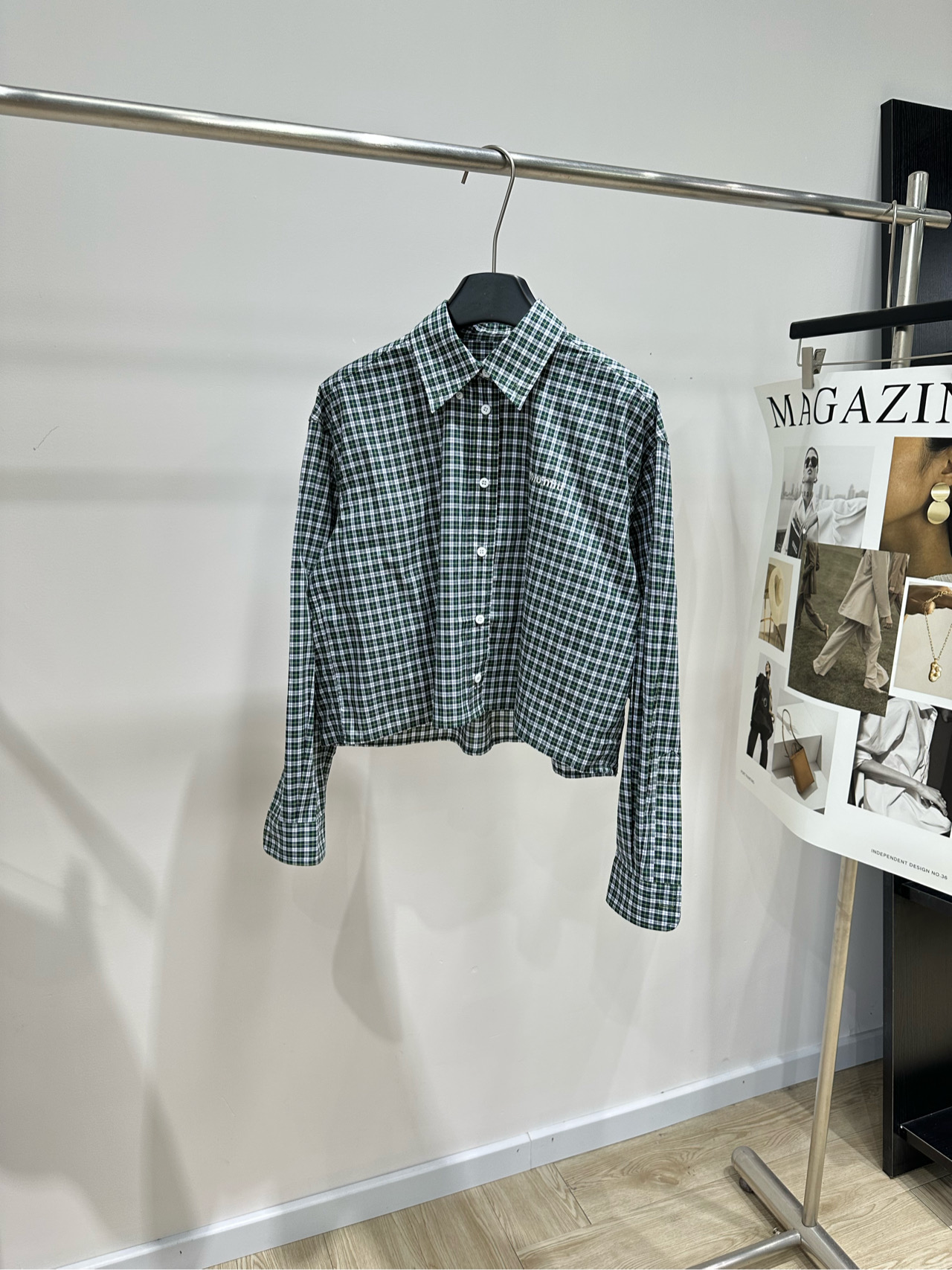 【M绿色格纹毛边长袖衬衫】 🔺,面料:棉 颜色:柠檬黄 Miu 26FW 的绿色细格纹短款衬衫 和上一条半裙是同一套 【M绿色格纹毛边长袖衬衫】 🔺,面料:棉 颜色:柠檬黄 Miu 26FW 的绿色细格纹短款衬衫 和上一条半裙是同一套
