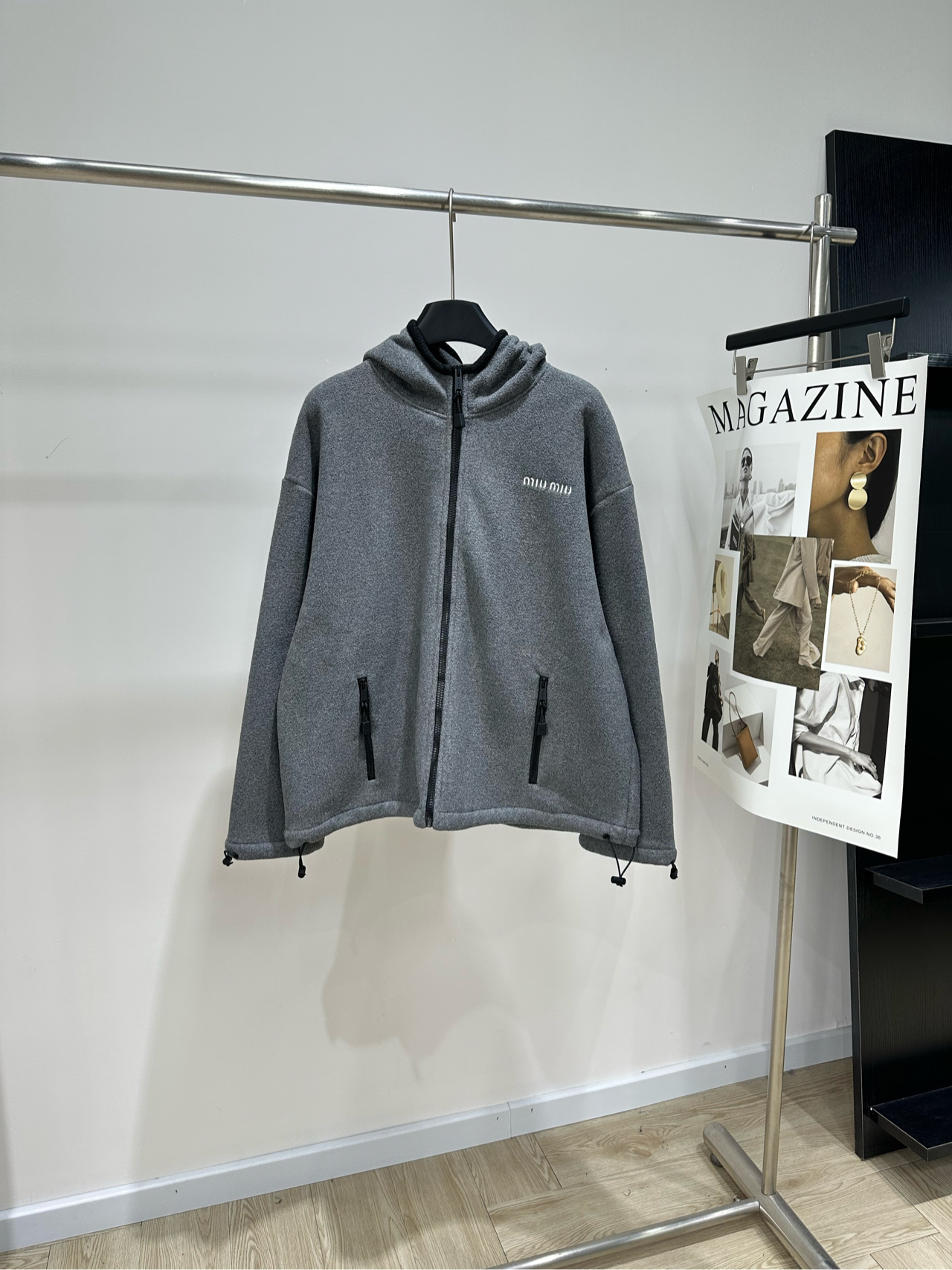 【M灰色连帽拉链摇粒绒外套】 🔺,面料:羊毛摇粒绒 颜色:灰色 Miu 26FW 的灰色抓绒连帽拉链外套 中灰色抓绒 【M灰色连帽拉链摇粒绒外套】 🔺,面料:羊毛摇粒绒 颜色:灰色 Miu 26FW 的灰色抓绒连帽拉链外套 中灰色抓绒