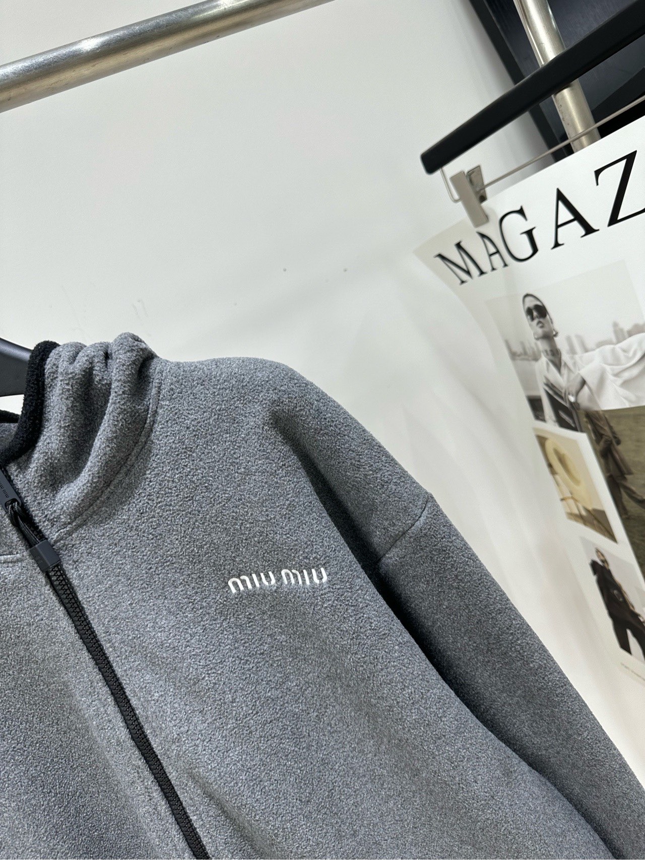【M灰色连帽拉链摇粒绒外套】 🔺，面料：羊毛摇粒绒 颜色：灰色 Miu 26FW 的灰色抓绒连帽拉链外套​​ 中灰色抓绒