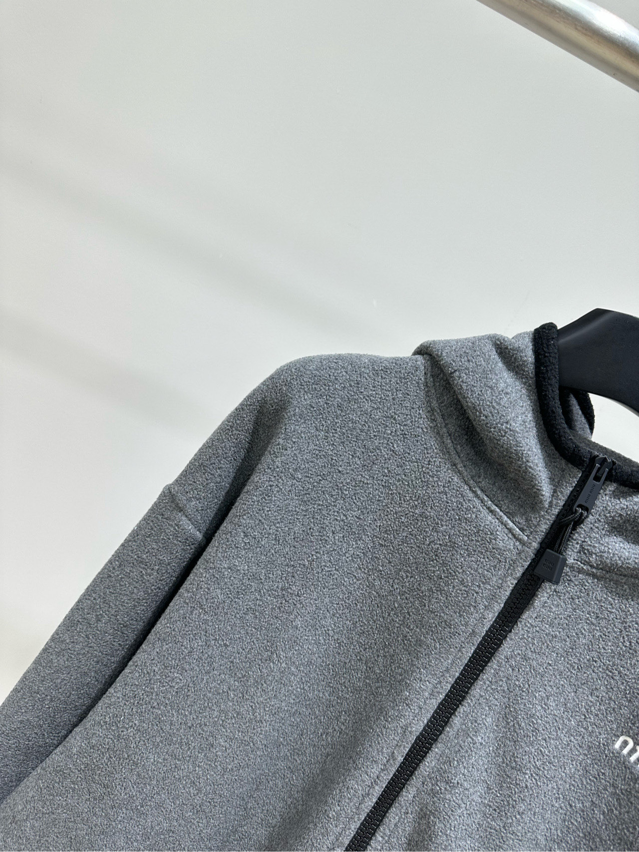 【M灰色连帽拉链摇粒绒外套】 🔺，面料：羊毛摇粒绒 颜色：灰色 Miu 26FW 的灰色抓绒连帽拉链外套​​ 中灰色抓绒