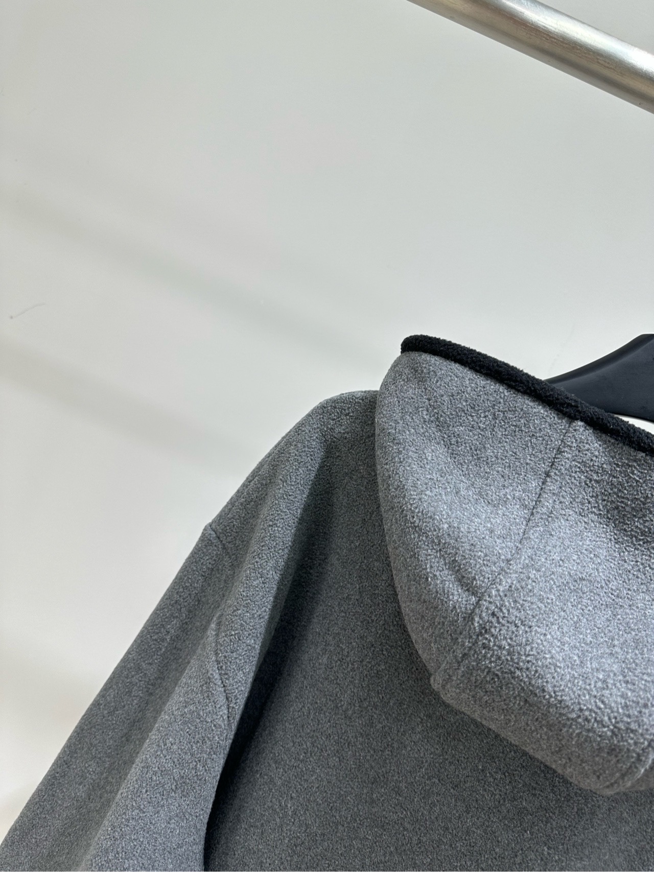 【M灰色连帽拉链摇粒绒外套】 🔺，面料：羊毛摇粒绒 颜色：灰色 Miu 26FW 的灰色抓绒连帽拉链外套​​ 中灰色抓绒