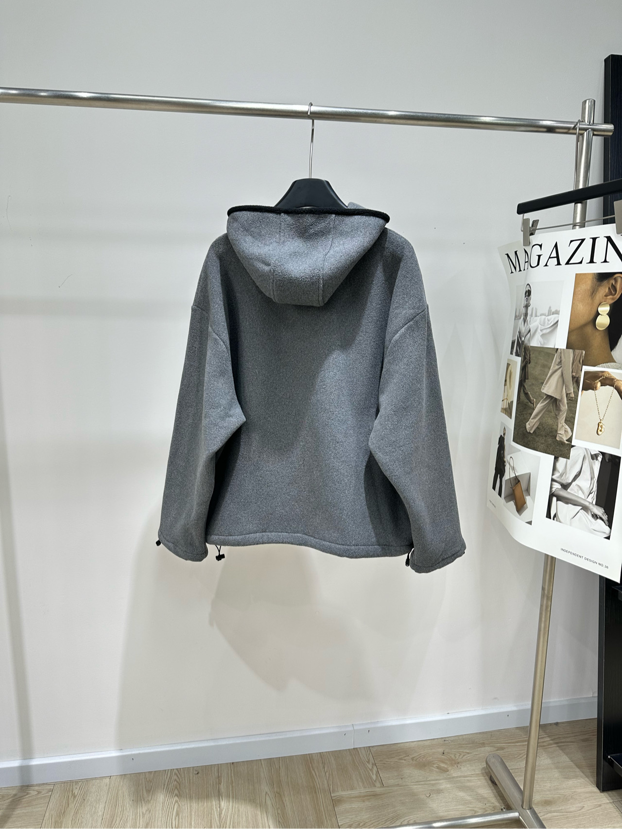 【M灰色连帽拉链摇粒绒外套】 🔺，面料：羊毛摇粒绒 颜色：灰色 Miu 26FW 的灰色抓绒连帽拉链外套​​ 中灰色抓绒