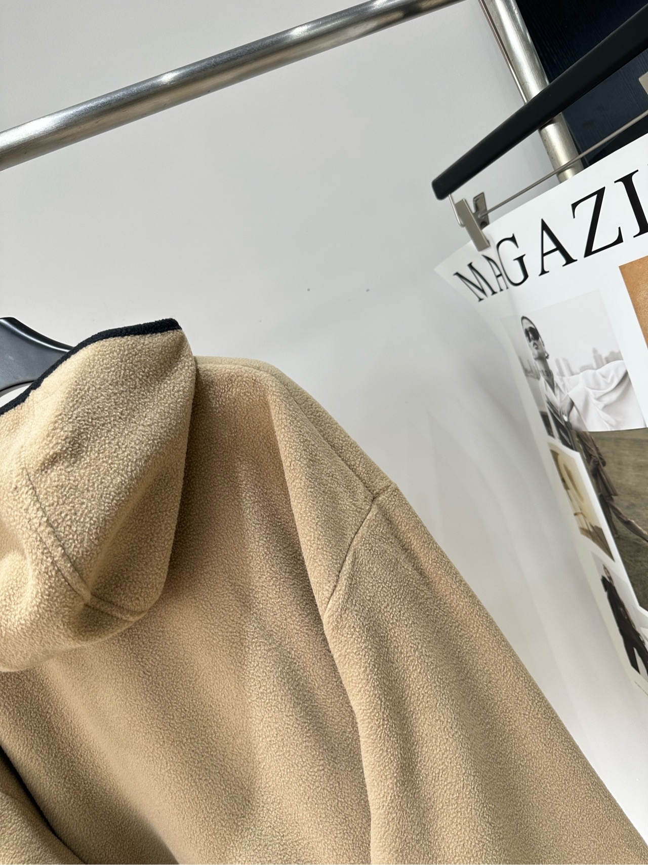 【M奶茶色连帽拉链摇粒绒外套】 🔺，面料：羊毛摇粒绒 颜色：奶茶色 Miu 26FW 的奶茶色抓绒连帽拉链外套​​ 抓绒