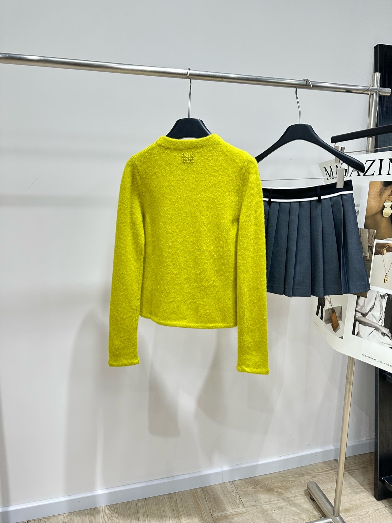 【M嫩绿色羊毛单排扣圆领开衫】 🔺，面料：100%羊毛 颜色：嫩绿色 Miu 的嫩绿色短款针织开衫​​，属于 26FW 