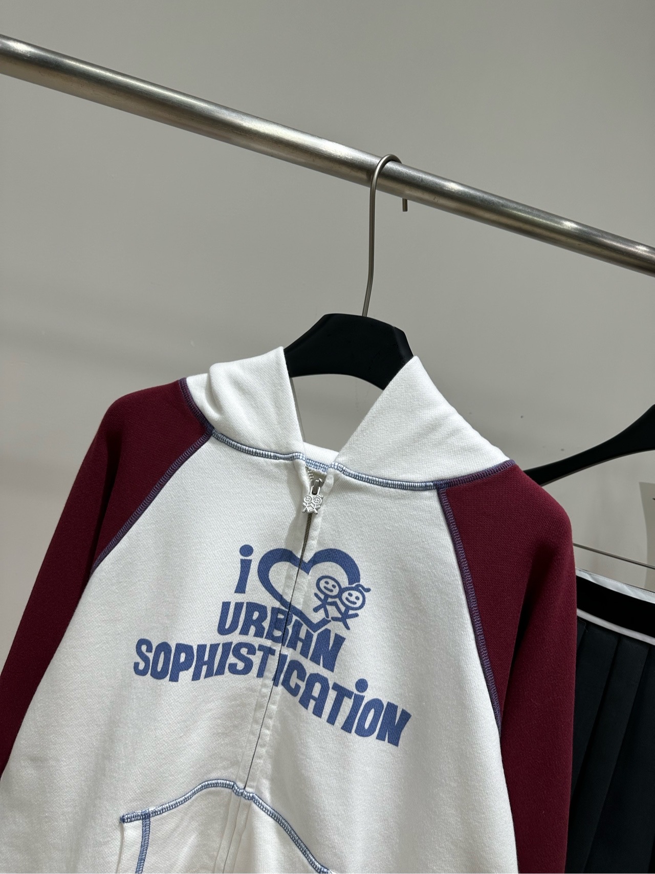 【UB酒红拼白拉链连帽卫衣外套】 🔺，面料：100%毛圈棉 颜色：酒红拼白 Urban风复古撞色插肩连帽拉链卫衣 漫步城