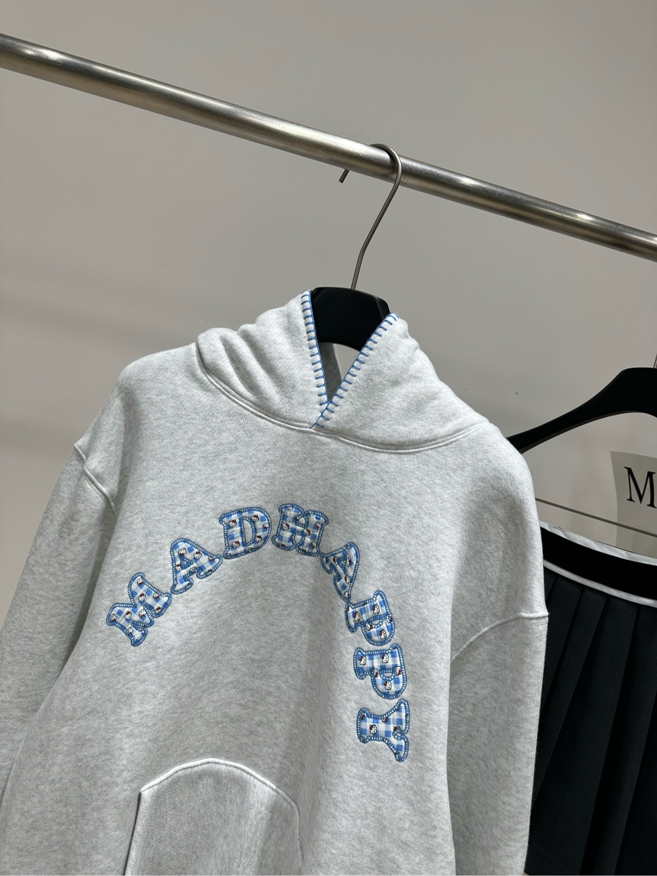 【Mad浅灰联名字母加绒连帽卫衣】 🔺，面料：100%抓绒卫衣棉 颜色：浅灰色 Madhappy × Hello Kit