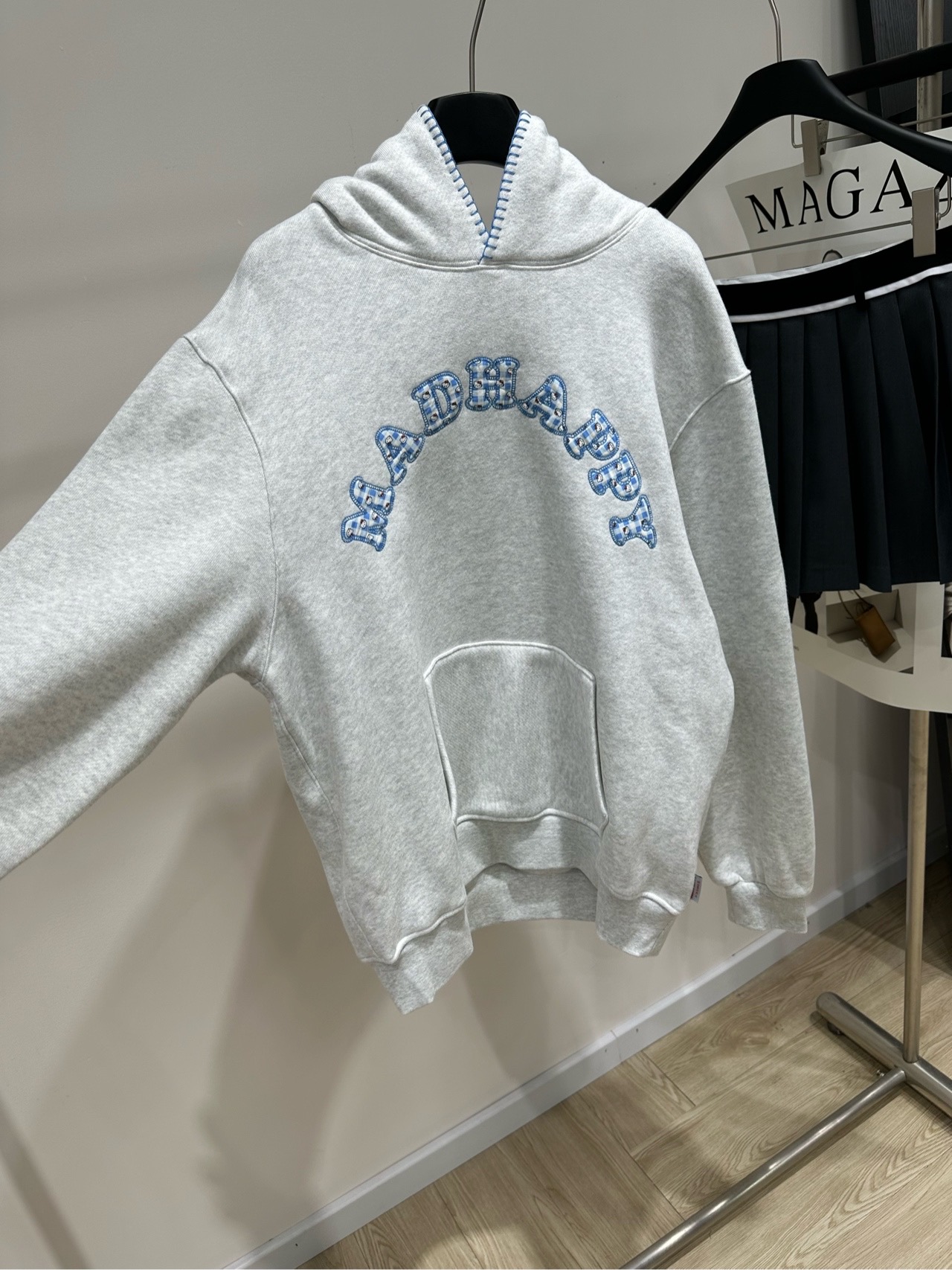 【Mad浅灰联名字母加绒连帽卫衣】 🔺，面料：100%抓绒卫衣棉 颜色：浅灰色 Madhappy × Hello Kit