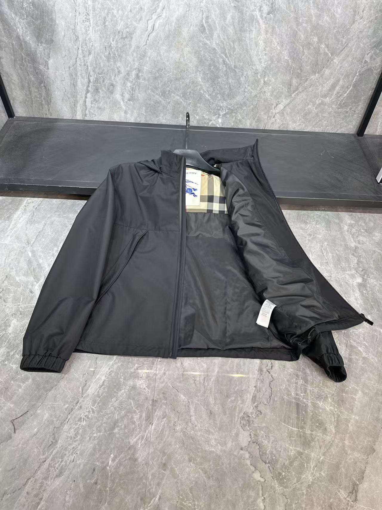 🆕Bur*erry 26男士连帽夹克外套 系列‼️‼️经典的英式传承依旧时尚韵味浓郁.独具一格的时尚单品